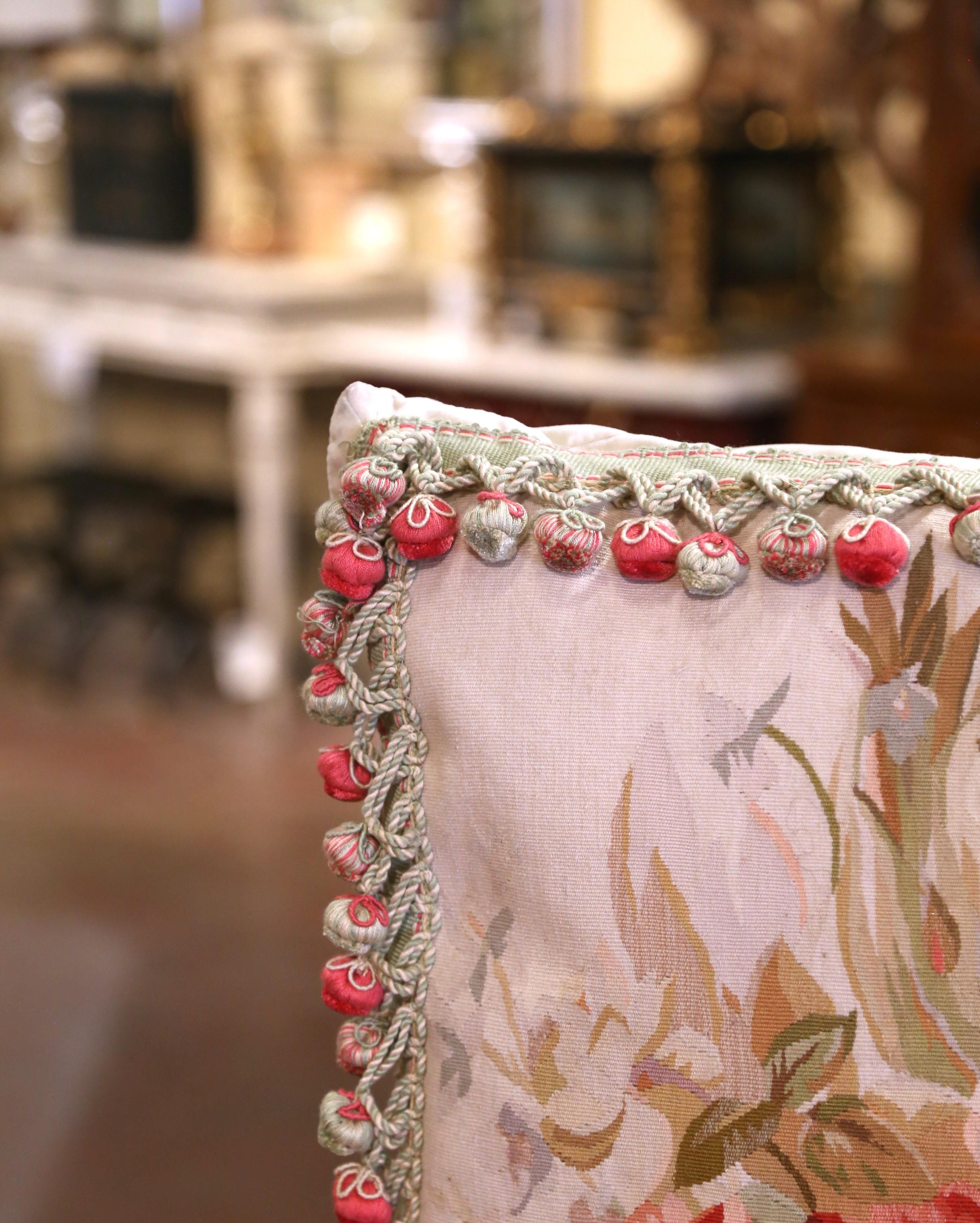 Fatto a mano Coppia di cuscini con rifiniture e nappe realizzati con arazzo Aubusson del XIX secolo in vendita