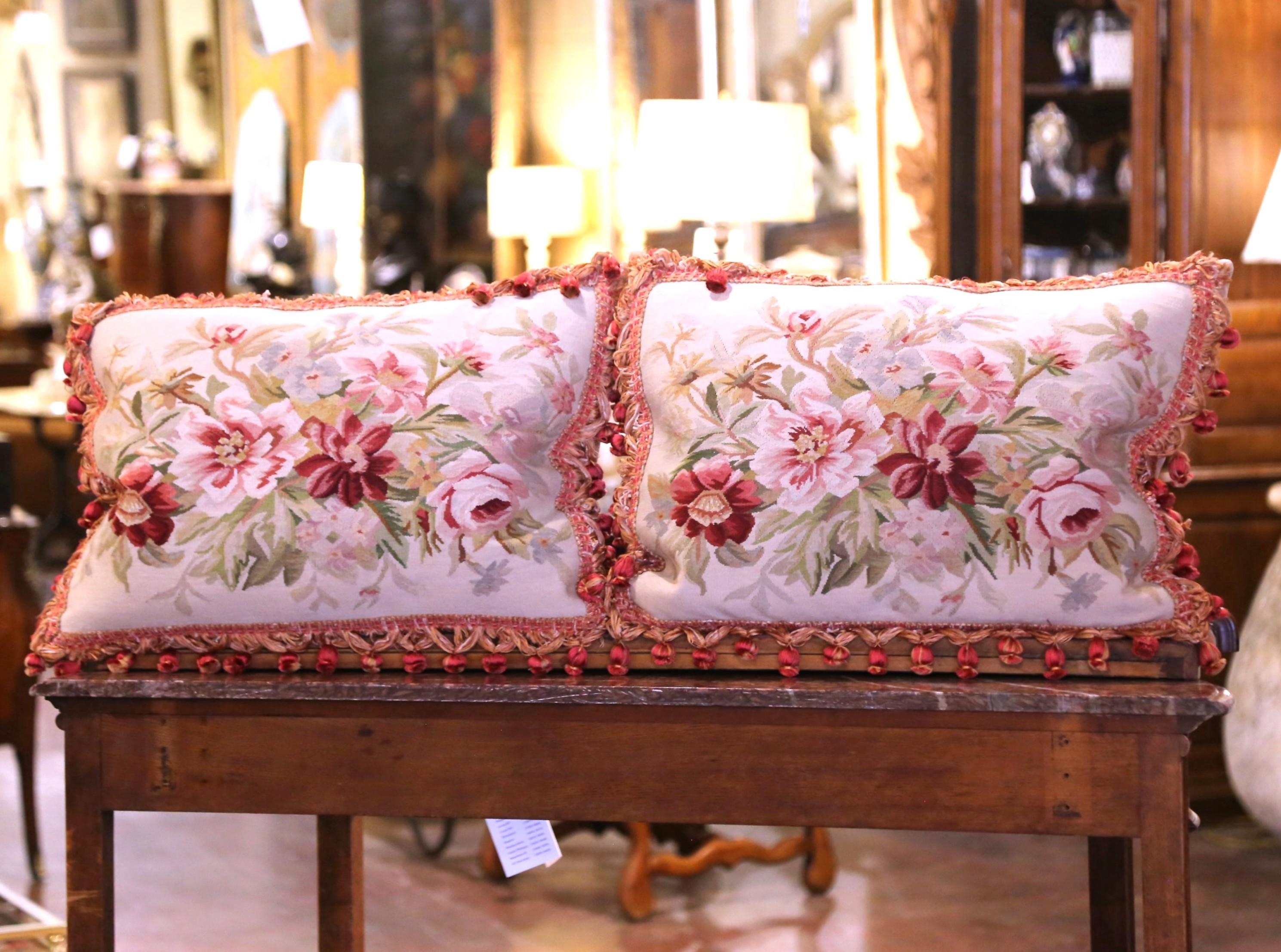 Coppia di cuscini con rifiniture e nappe realizzati con arazzo Aubusson del XIX secolo In condizioni ottime in vendita a Dallas, TX