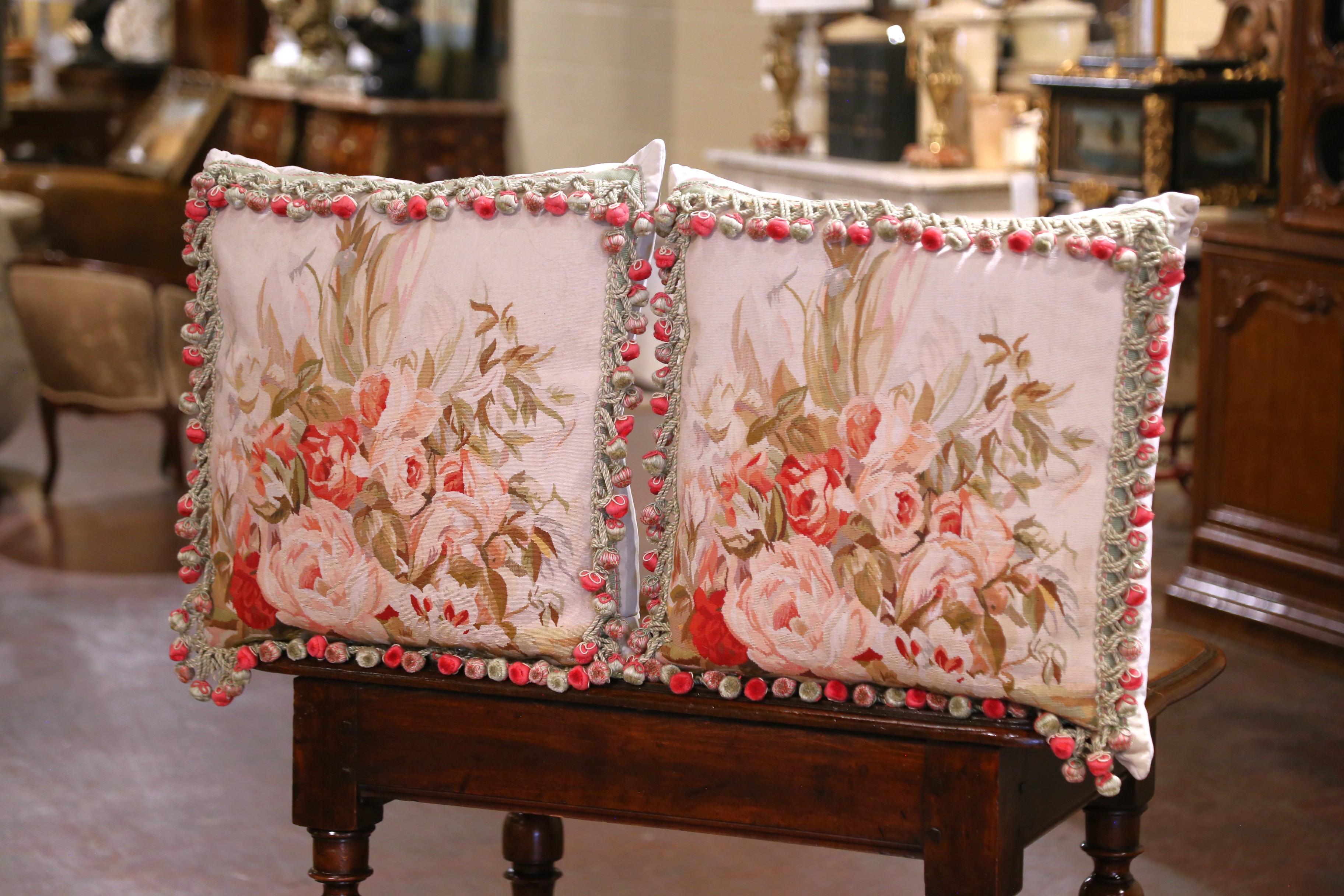 Coppia di cuscini con rifiniture e nappe realizzati con arazzo Aubusson del XIX secolo In condizioni ottime in vendita a Dallas, TX