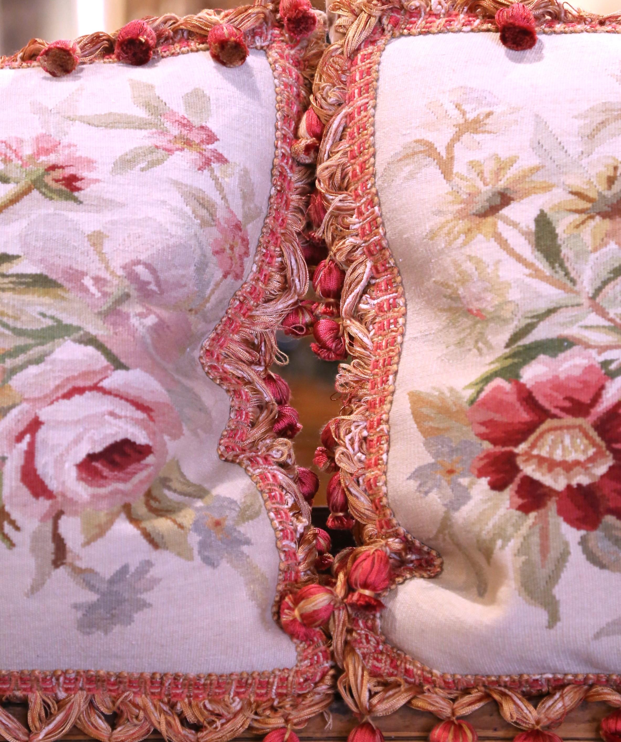 XX secolo Coppia di cuscini con rifiniture e nappe realizzati con arazzo Aubusson del XIX secolo in vendita
