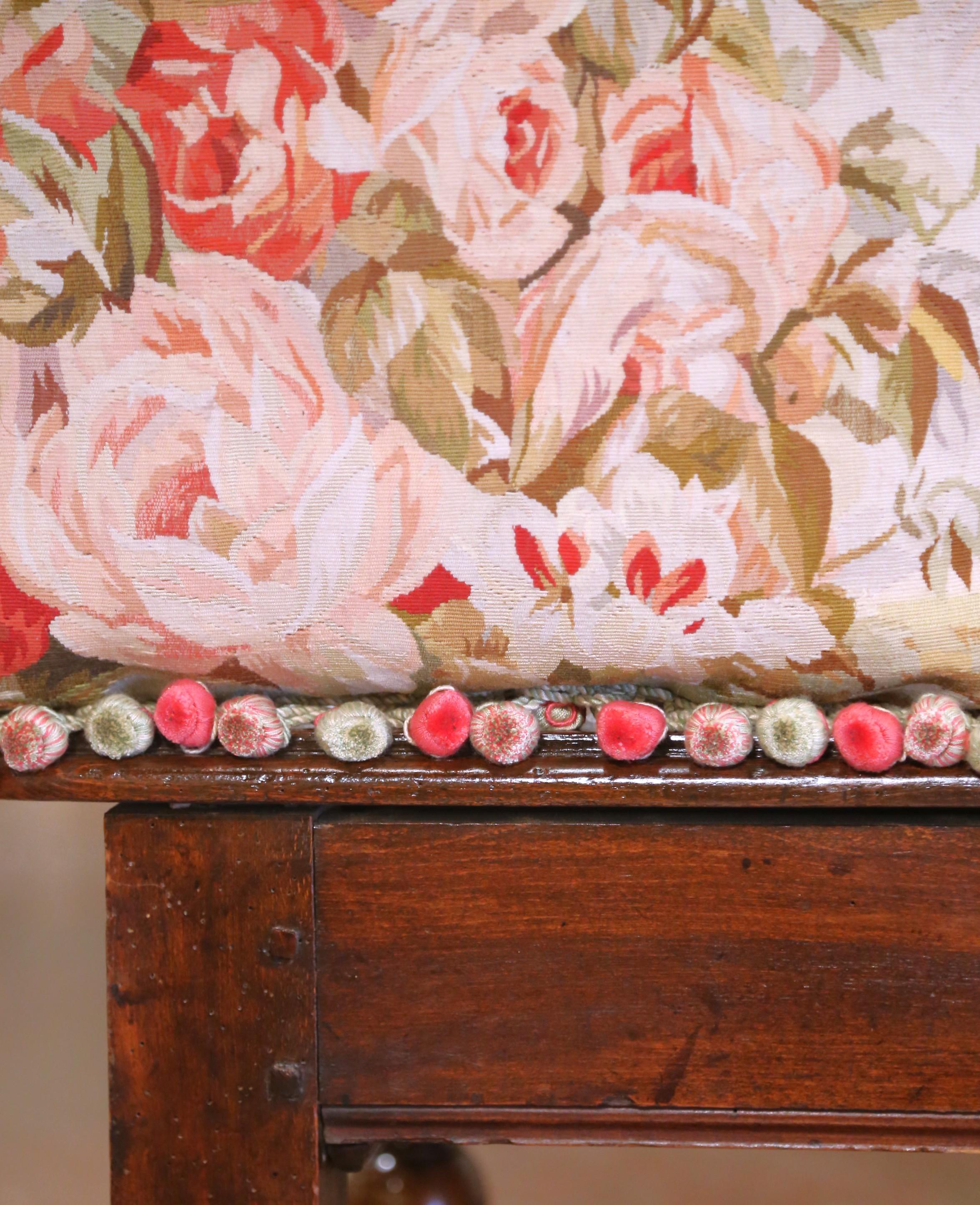 XX secolo Coppia di cuscini con rifiniture e nappe realizzati con arazzo Aubusson del XIX secolo in vendita
