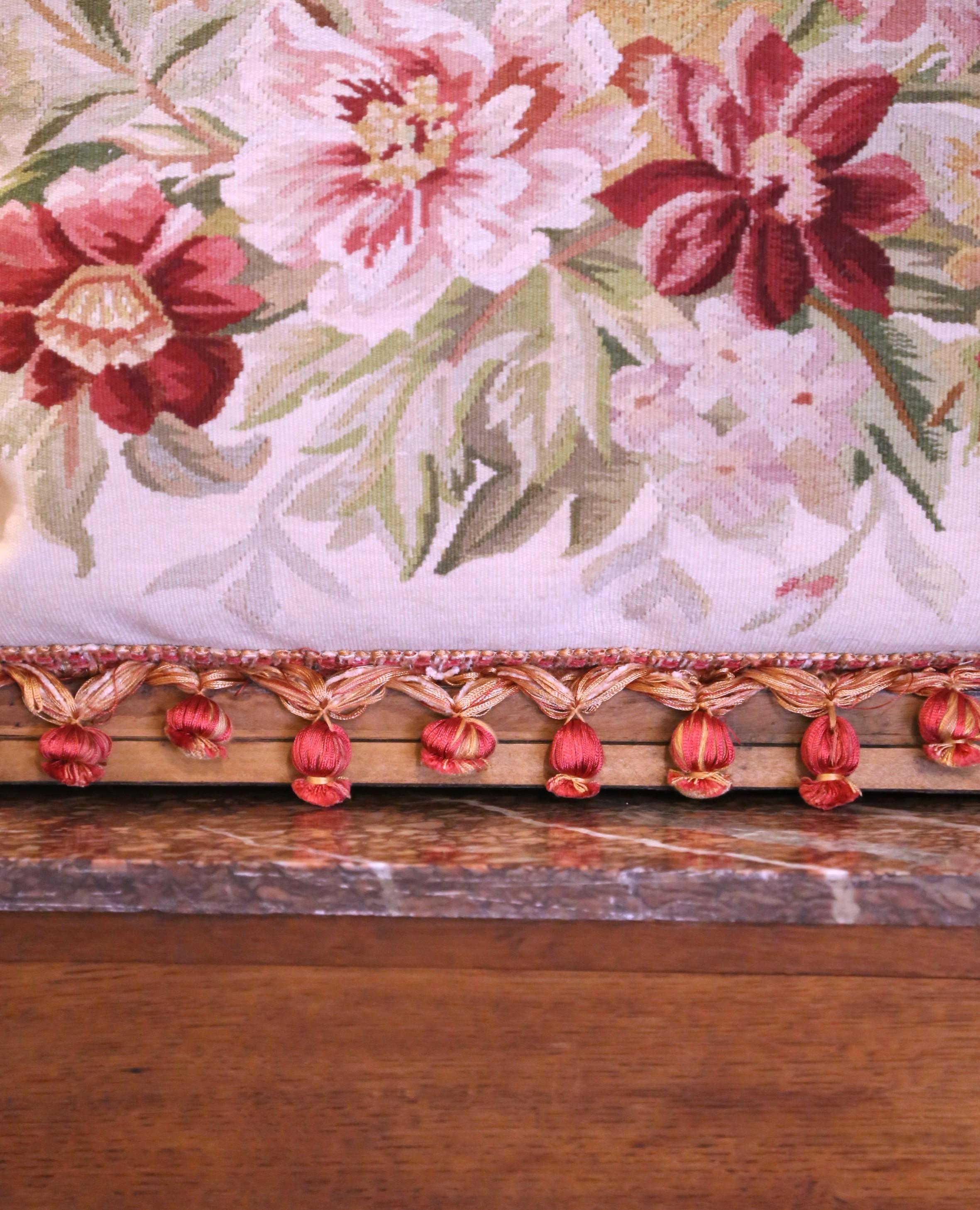 Velluto Coppia di cuscini con rifiniture e nappe realizzati con arazzo Aubusson del XIX secolo in vendita