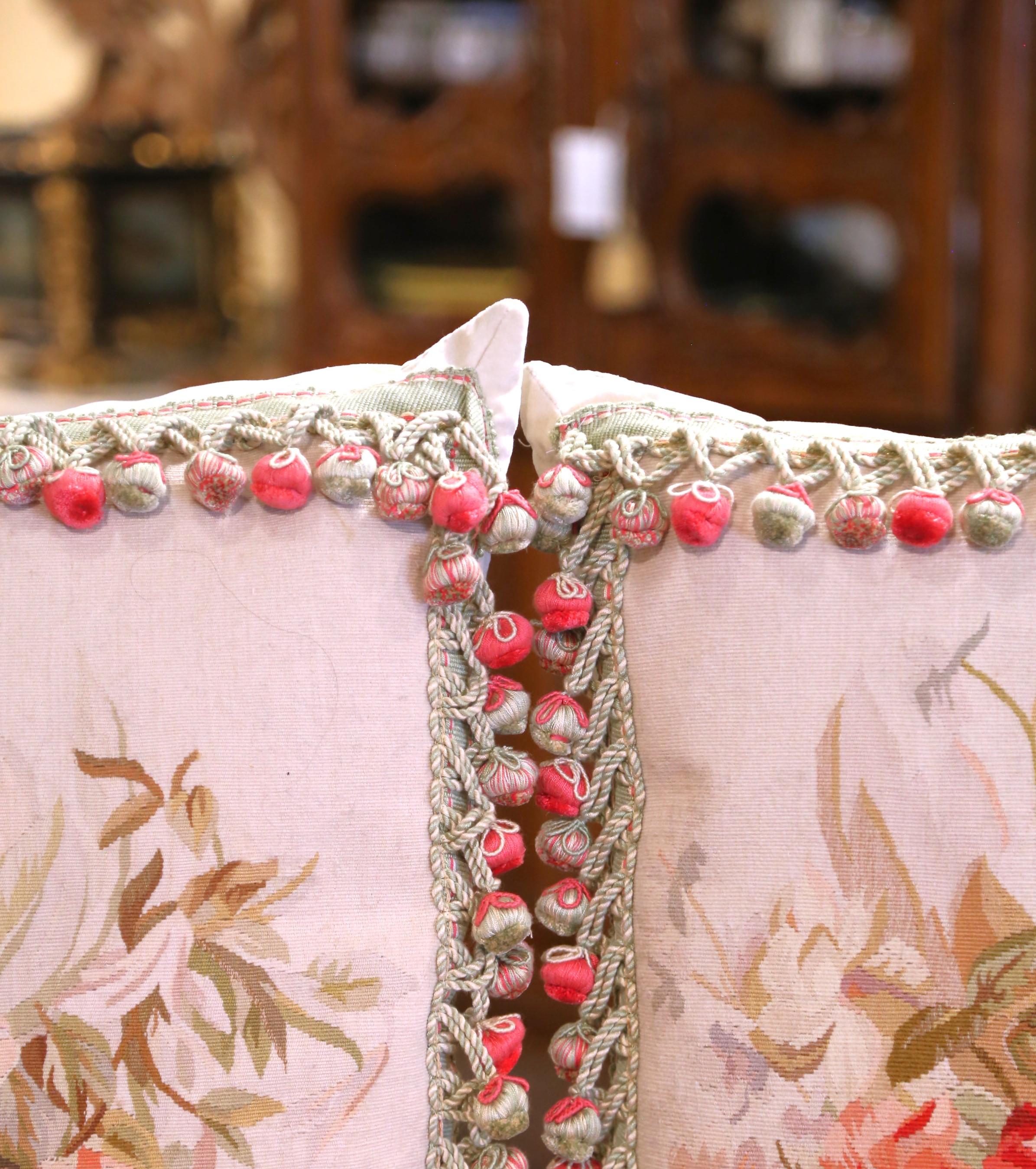 Arazzo Coppia di cuscini con rifiniture e nappe realizzati con arazzo Aubusson del XIX secolo in vendita