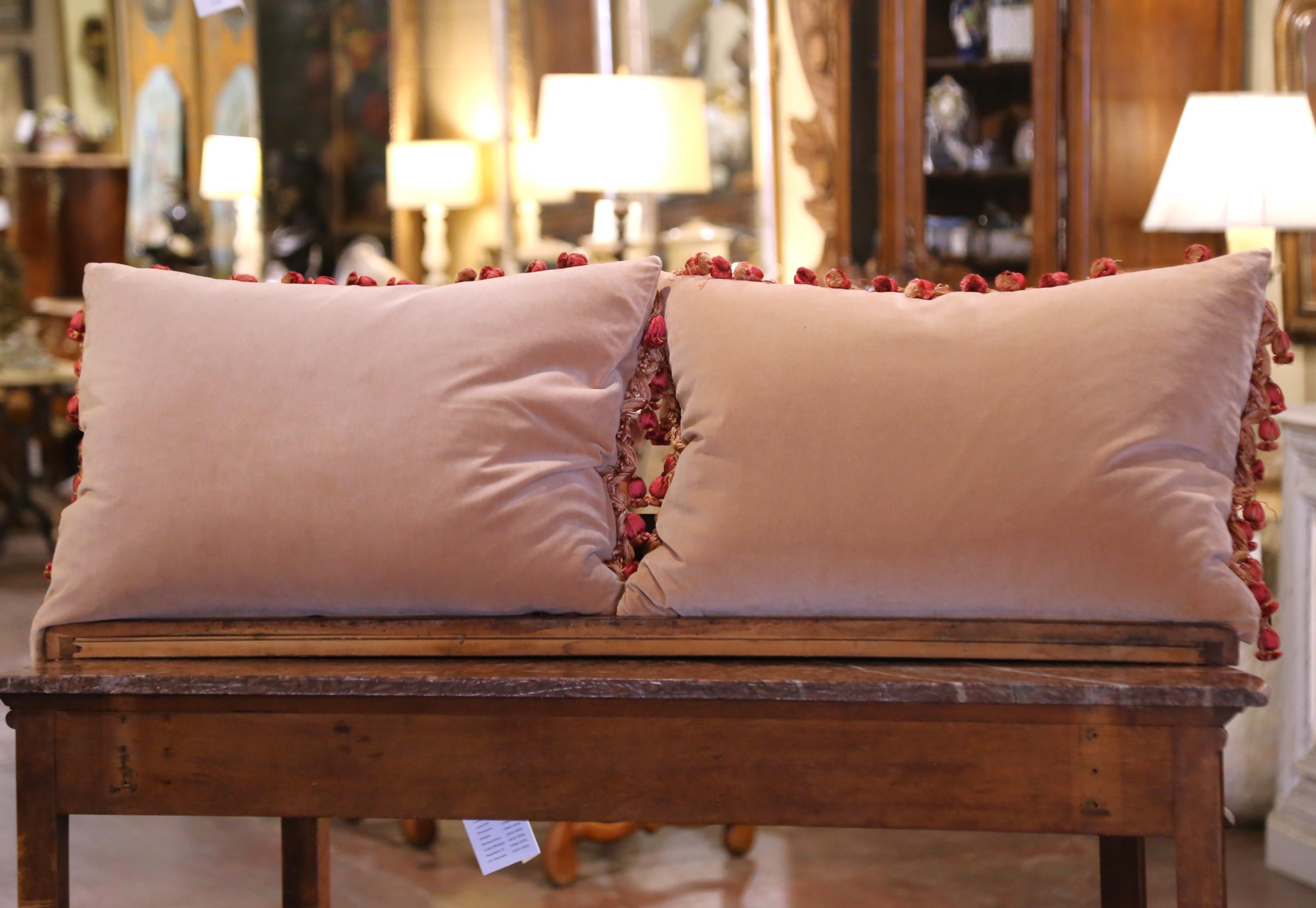 Coppia di cuscini con rifiniture e nappe realizzati con arazzo Aubusson del XIX secolo in vendita 1