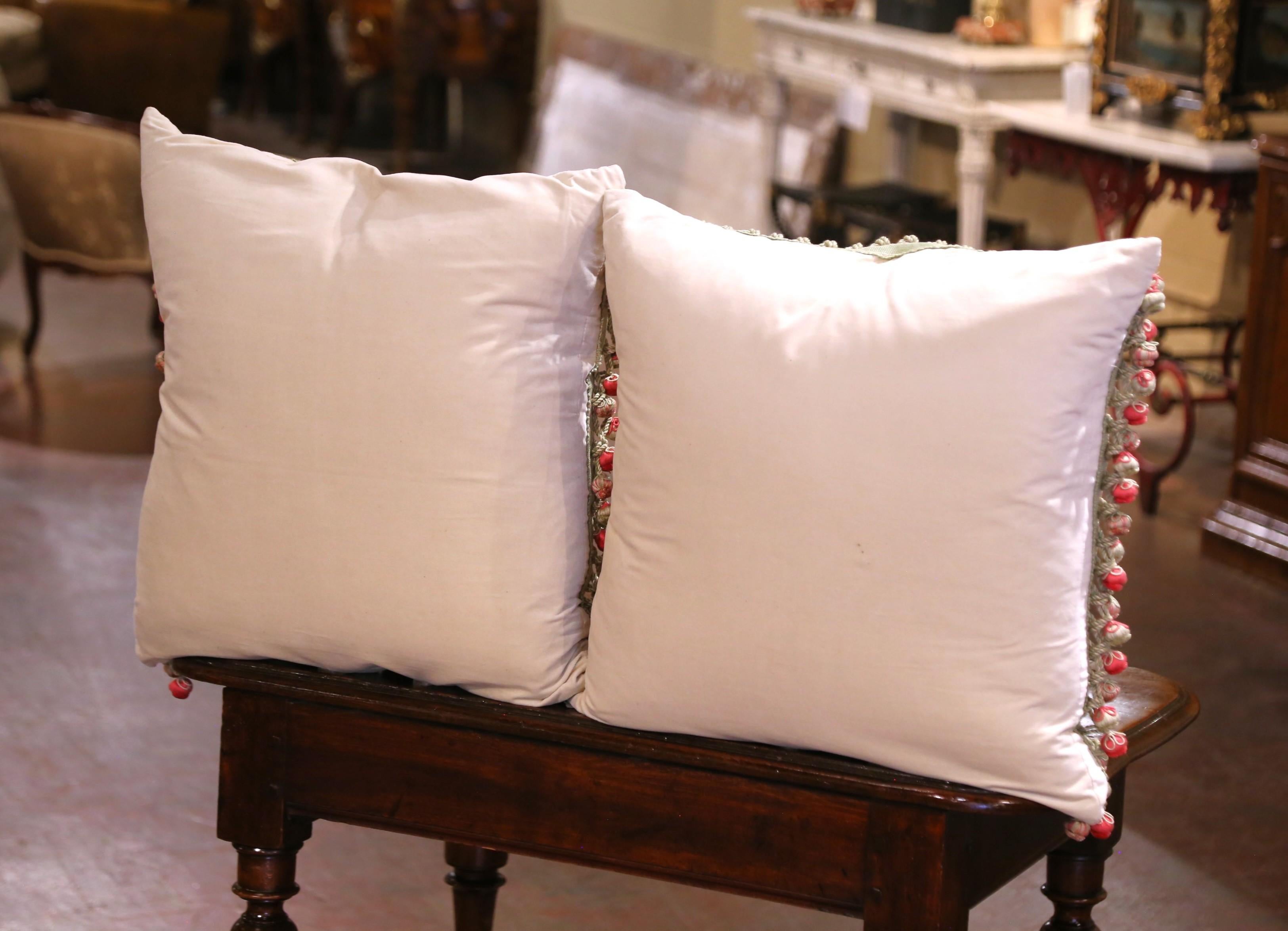 Coppia di cuscini con rifiniture e nappe realizzati con arazzo Aubusson del XIX secolo in vendita 1