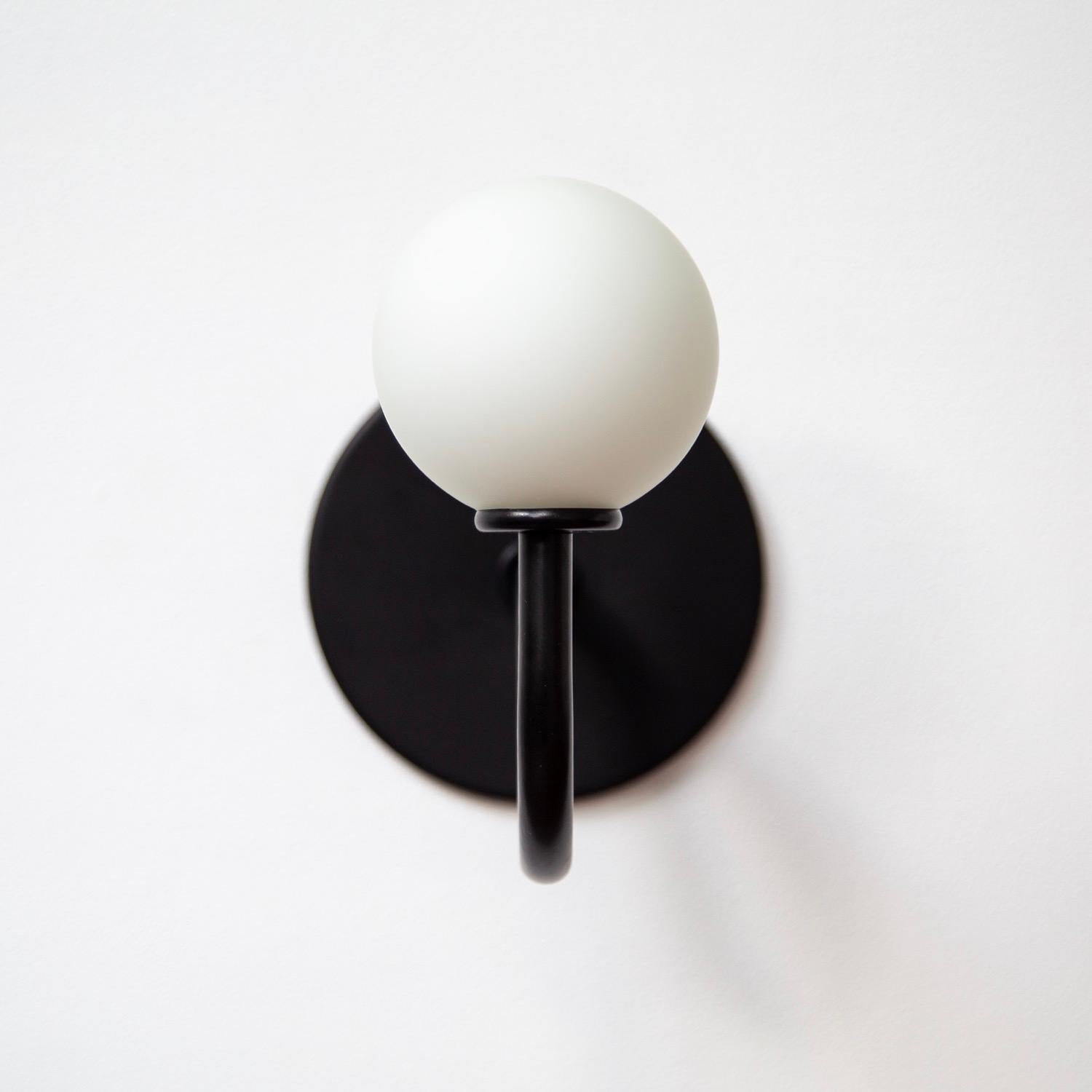 Moderne Paire d'appliques murales Up &Up par RESEARCH Lighting, noir, verre 3po, MTO en vente