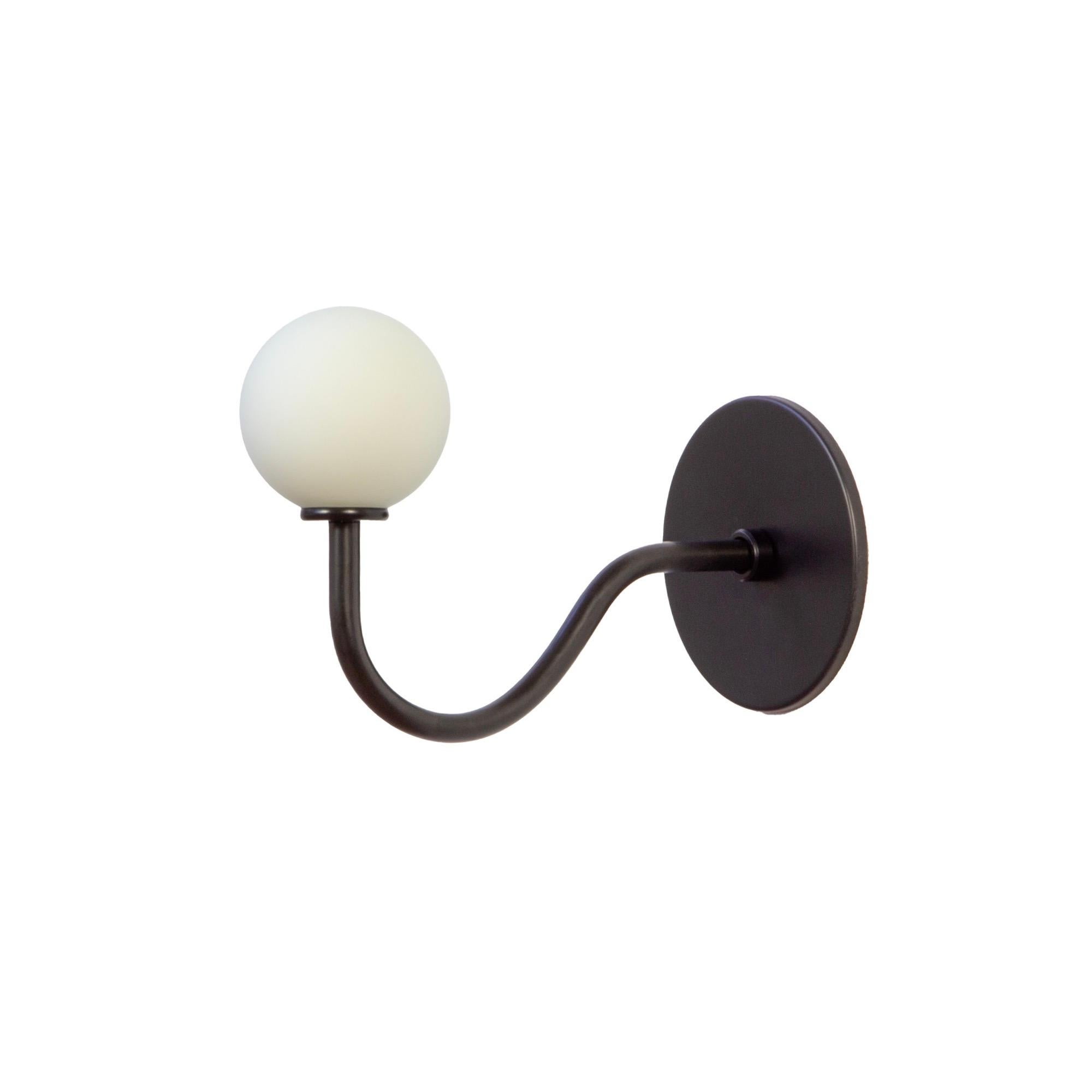 Fait à la machine Paire d'appliques murales Up &Up par RESEARCH Lighting, noir, verre 3po, MTO en vente