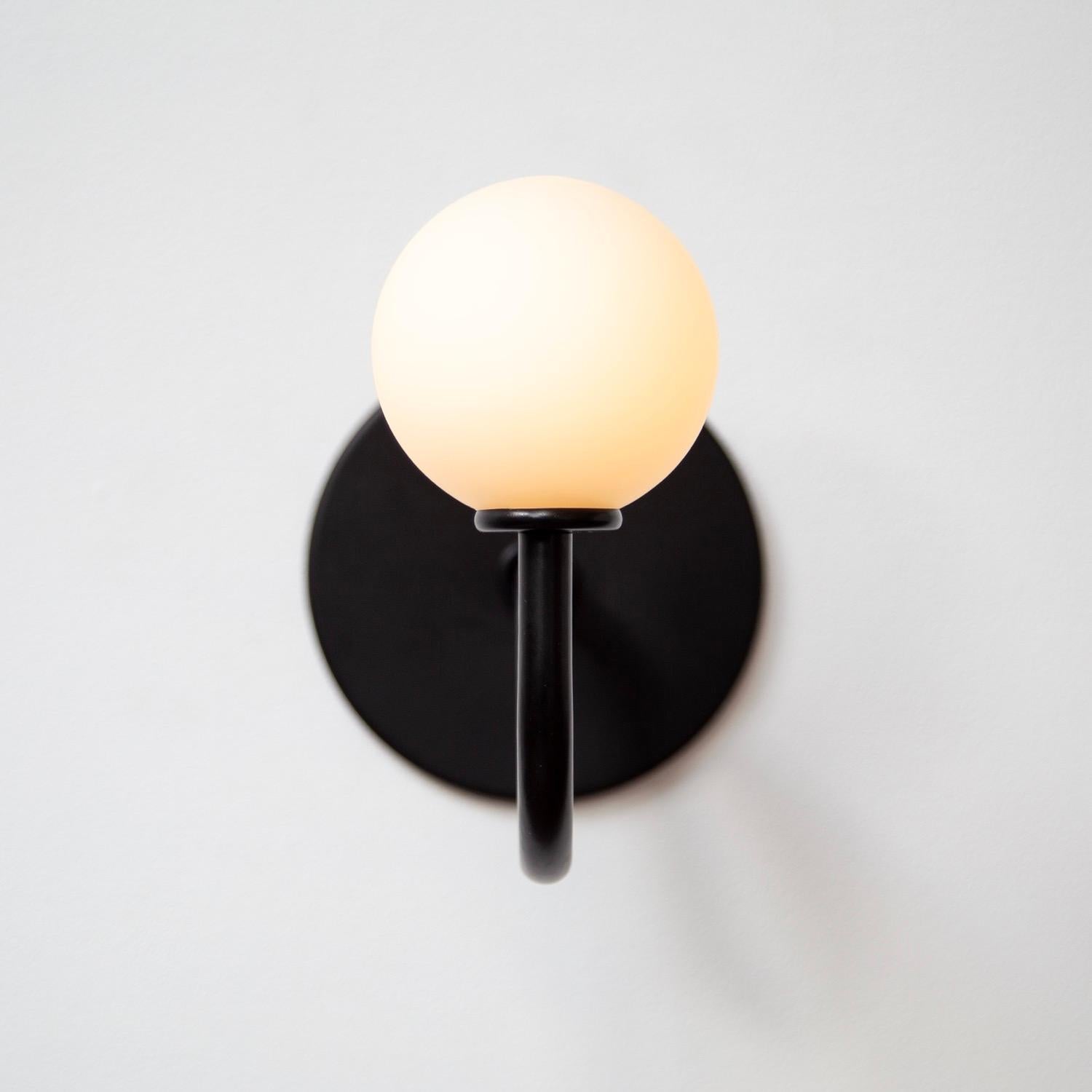 Paire d'appliques murales Up &Up par RESEARCH Lighting, noir, verre 3po, MTO Neuf - En vente à Brooklyn, NY