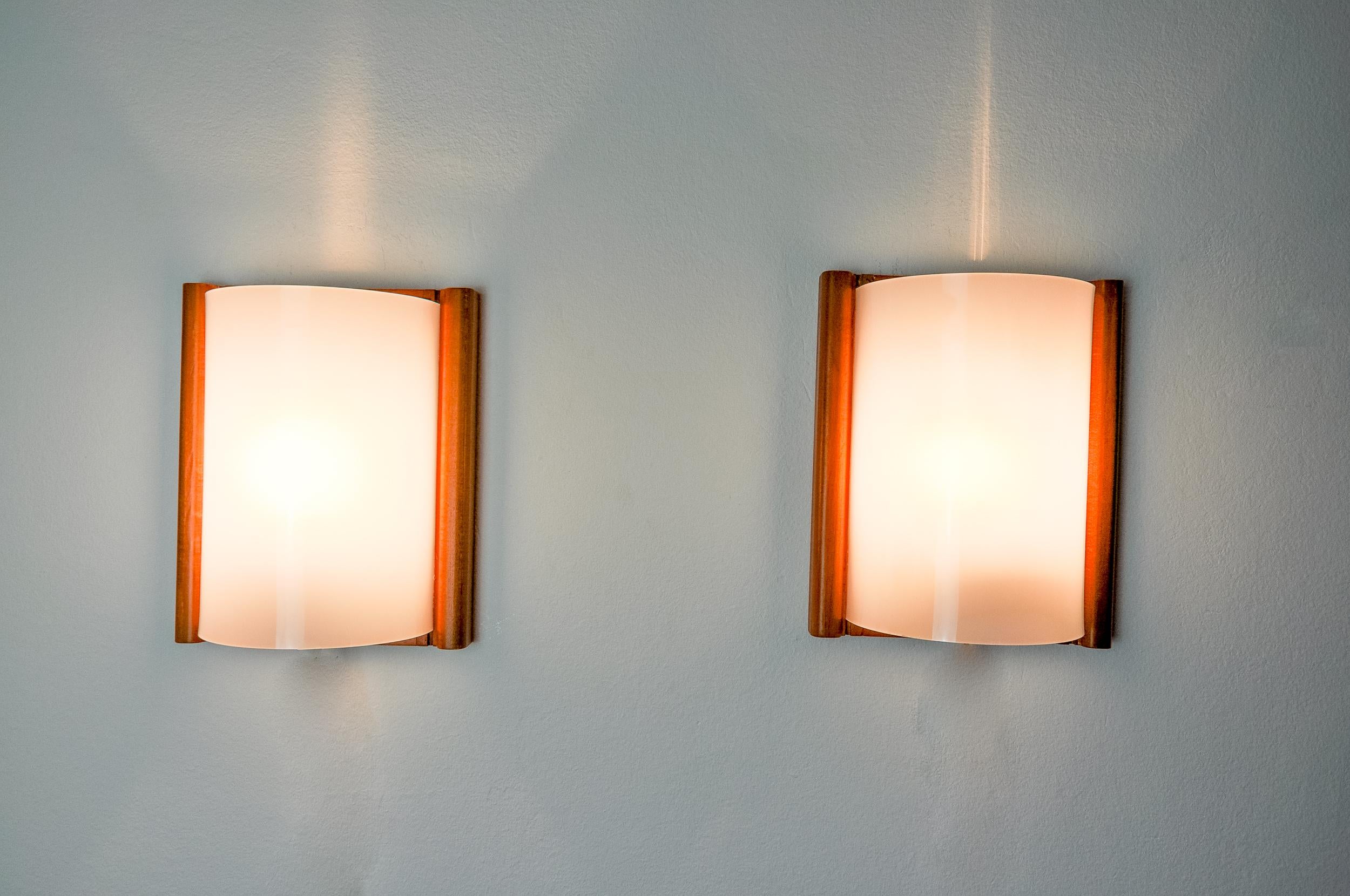 Splendida coppia di applique mediterranee, progettate e prodotte in Spagna negli anni '80. Sono composti da una struttura in pino e metacrilato che diffonde una luce calda e omogenea. Porta un pezzo d'estate e di vacanza nella tua casa! Elettricità