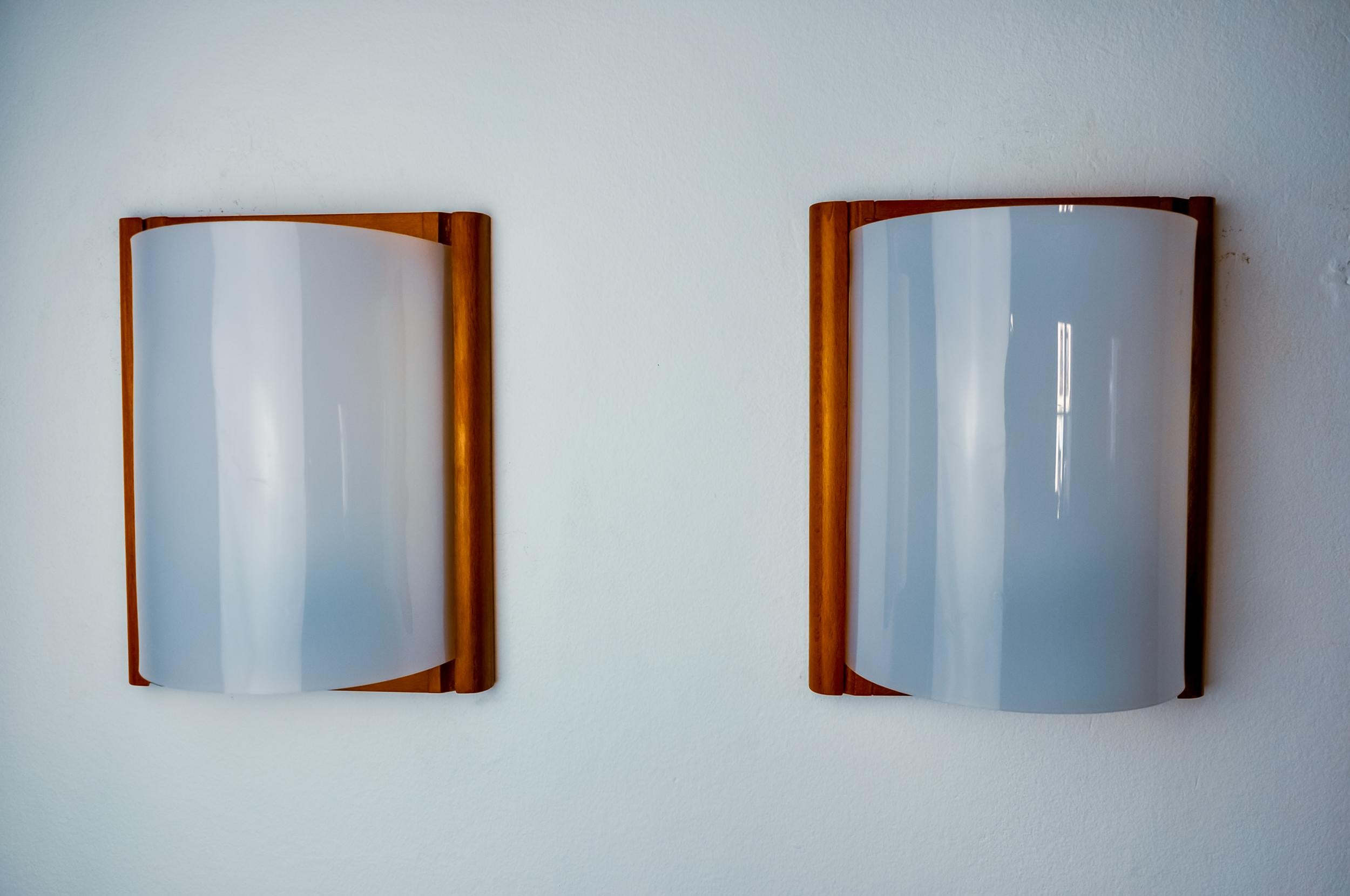Pareja de apliques de pino y metacrilato, España 1980 Regencia de Hollywood en venta
