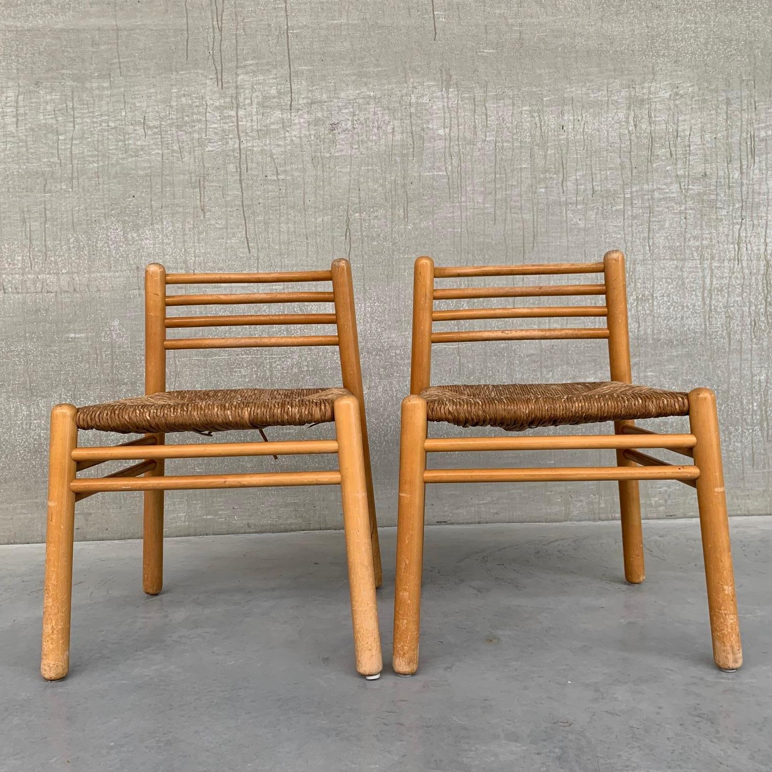 Paar niederländische Stühle aus Kiefer und Binsen aus der Mitte des Jahrhunderts (Belgisch) im Angebot