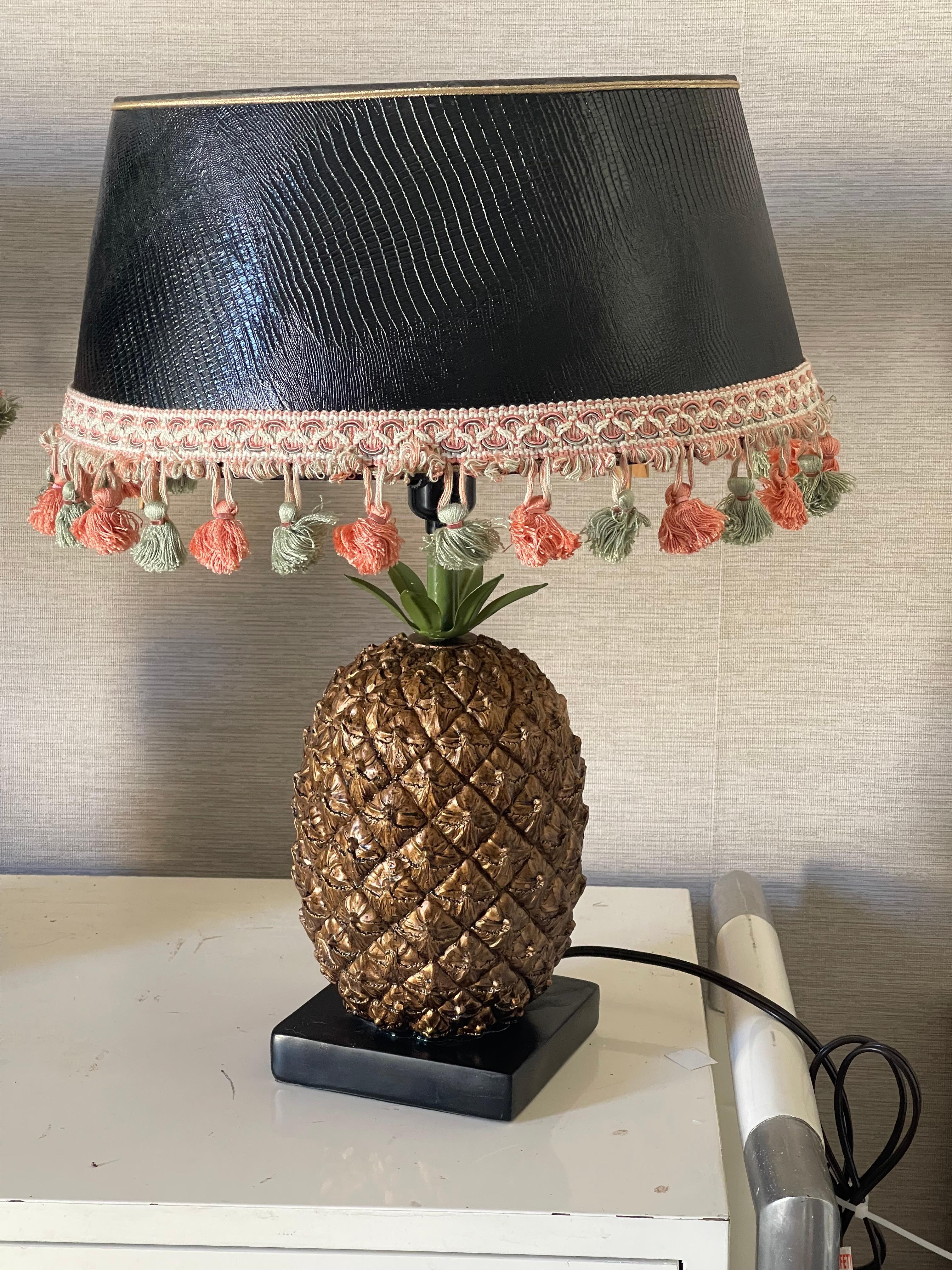 Paire de lampes de table en pin avec abat-jour en cuir gaufré en vente 3