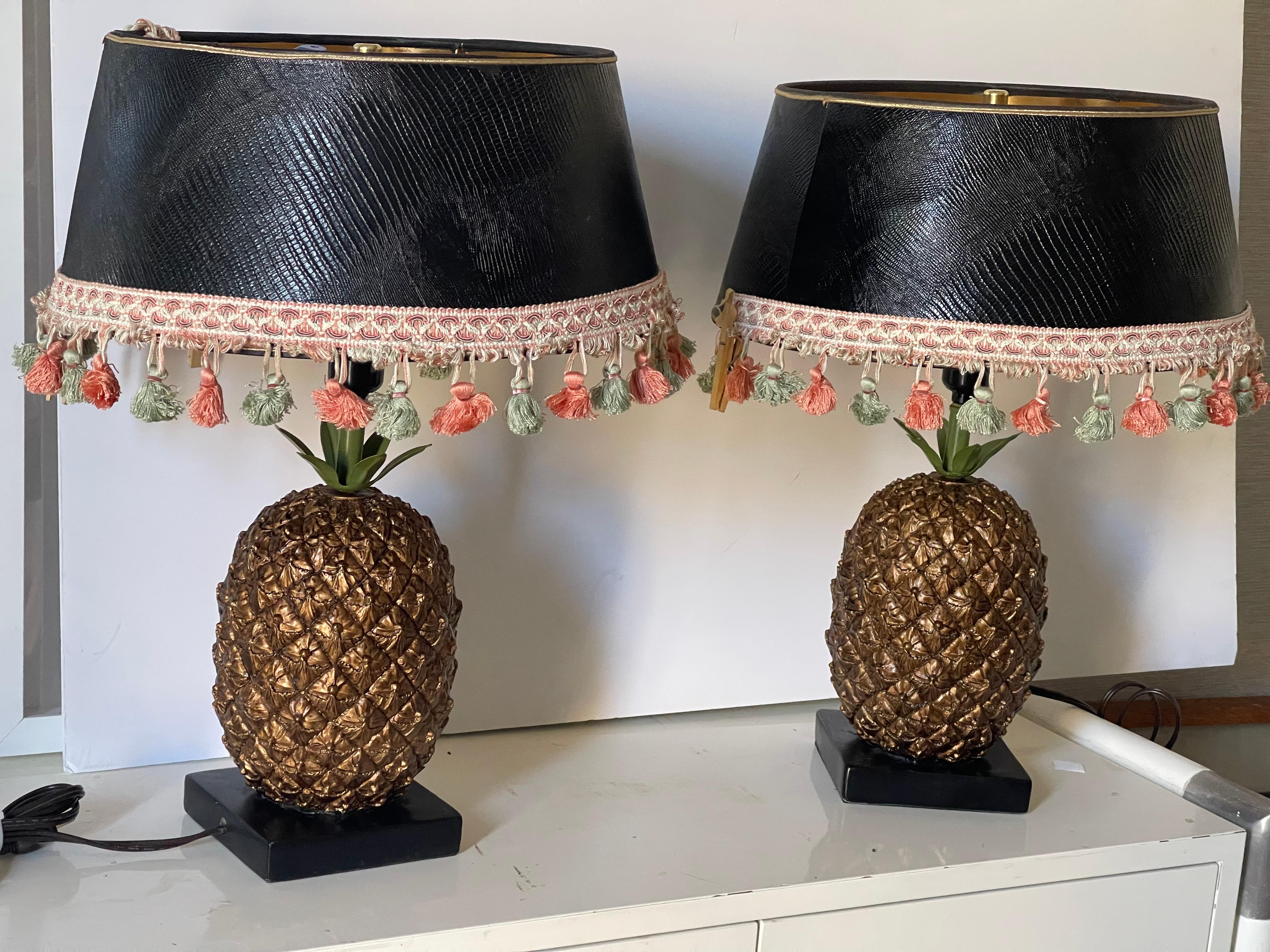 Organique Paire de lampes de table en pin avec abat-jour en cuir gaufré en vente