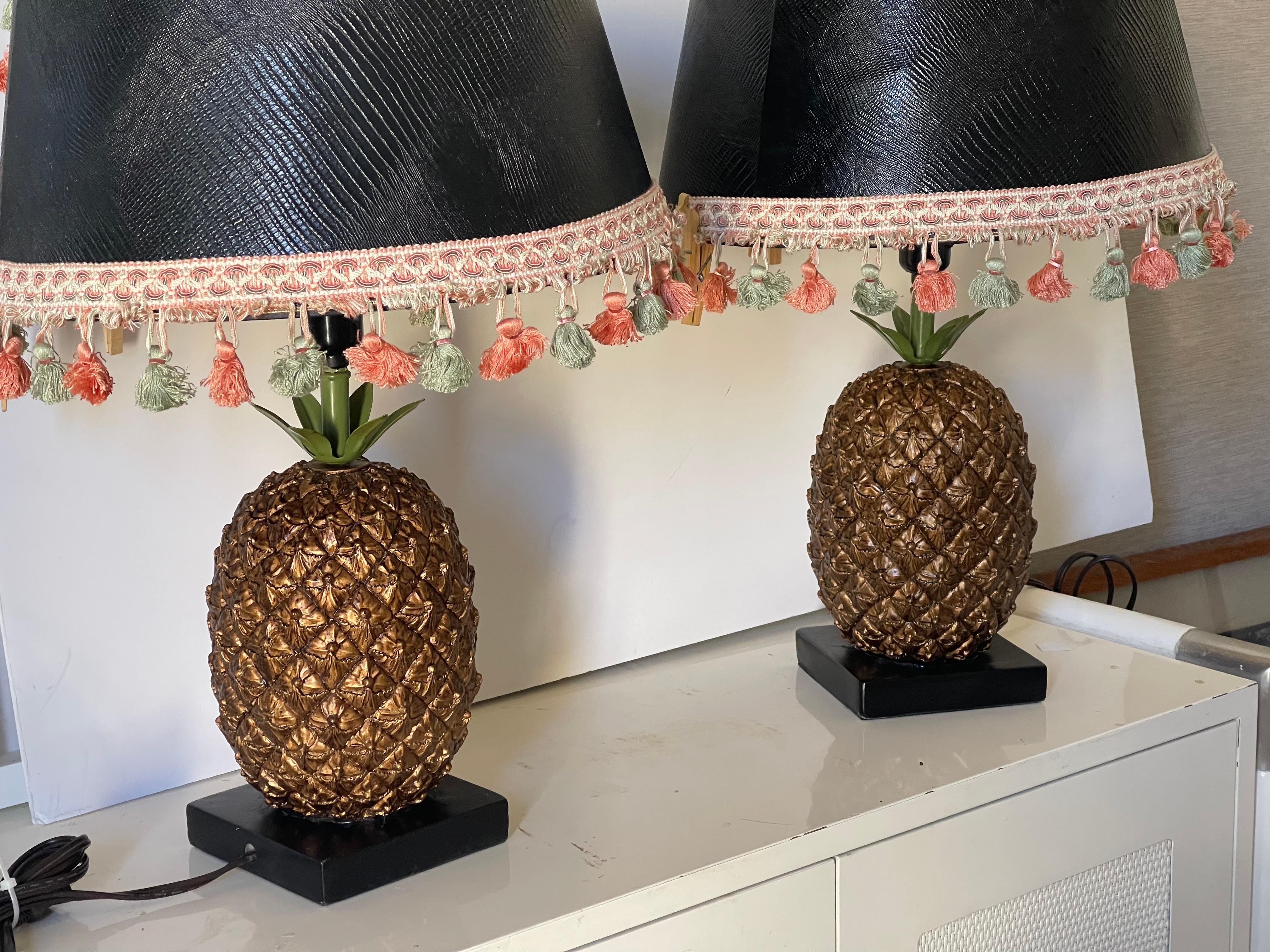 Américain Paire de lampes de table en pin avec abat-jour en cuir gaufré en vente