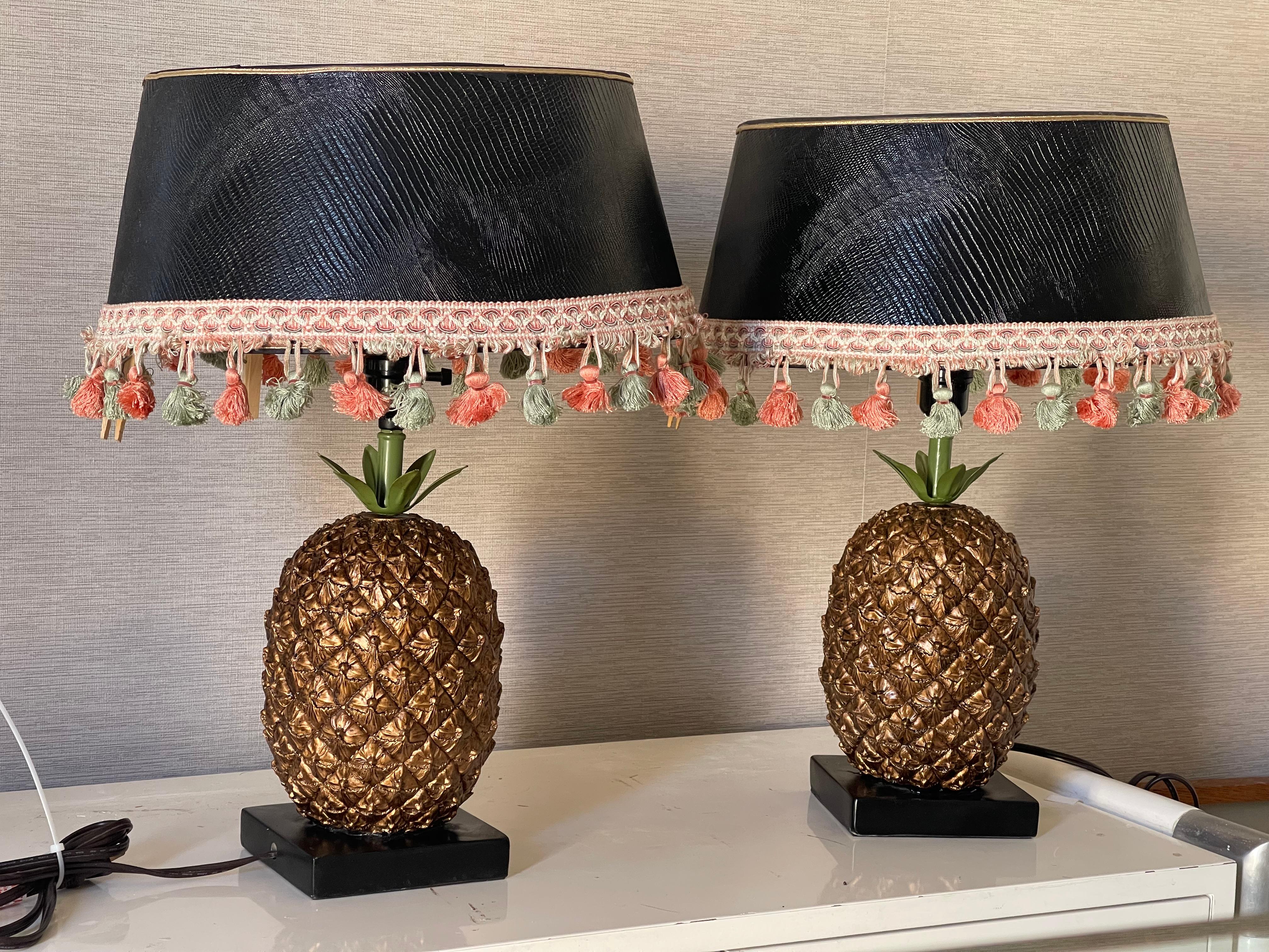 Paire de lampes de table en pin avec abat-jour en cuir gaufré Bon état - En vente à Boca Raton, FL