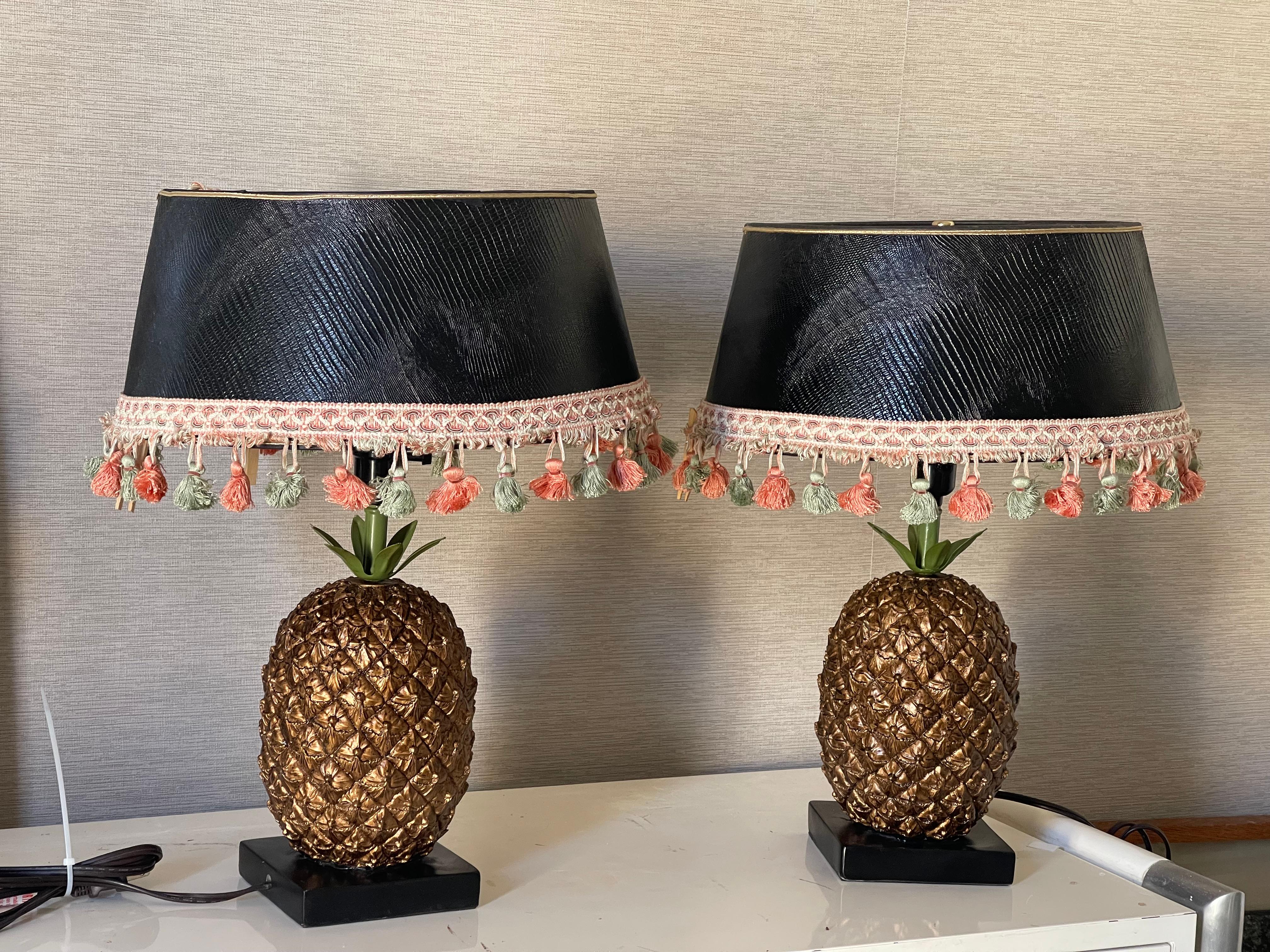 Fin du 20e siècle Paire de lampes de table en pin avec abat-jour en cuir gaufré en vente