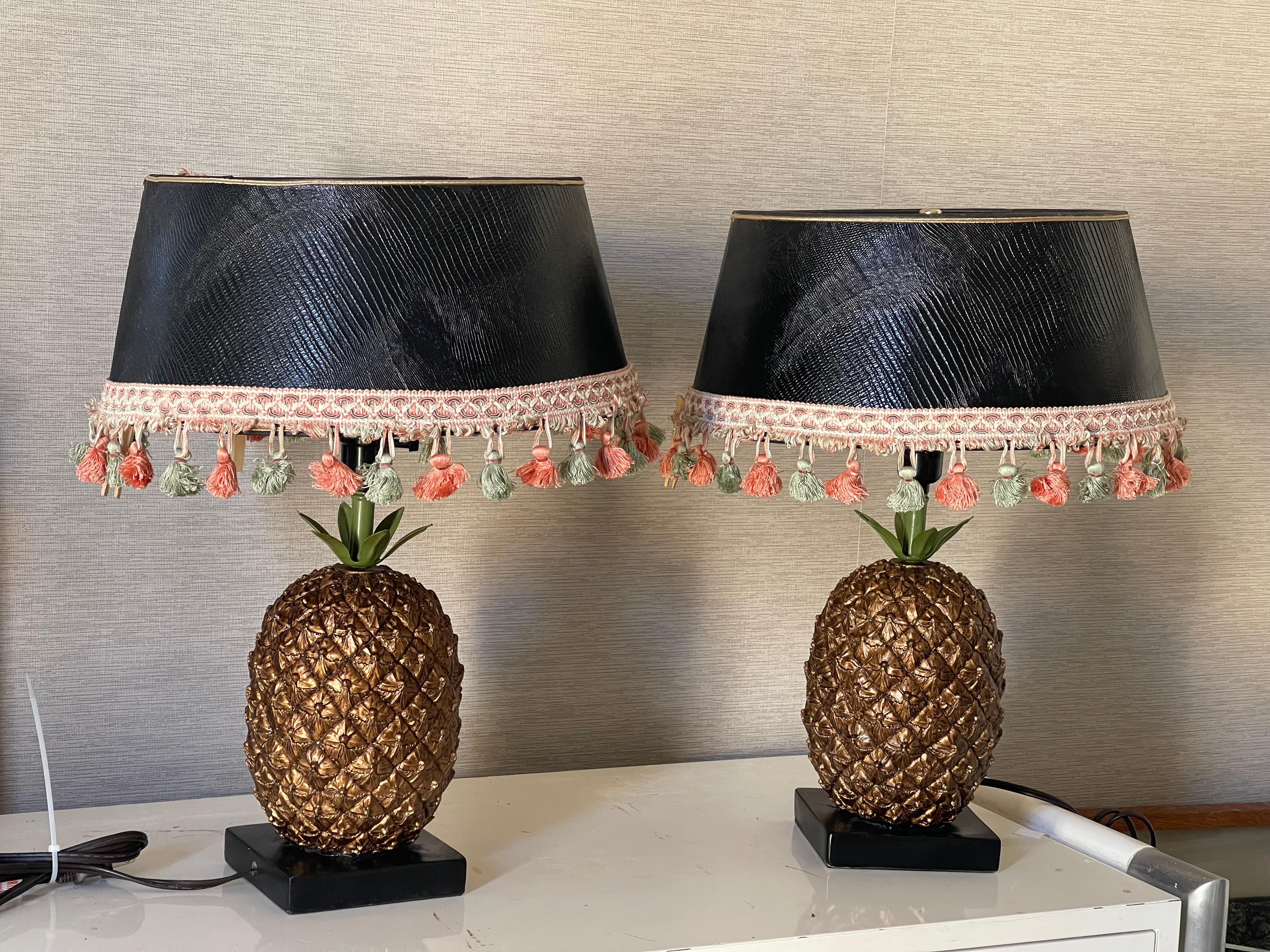Métal Paire de lampes de table en pin avec abat-jour en cuir gaufré en vente