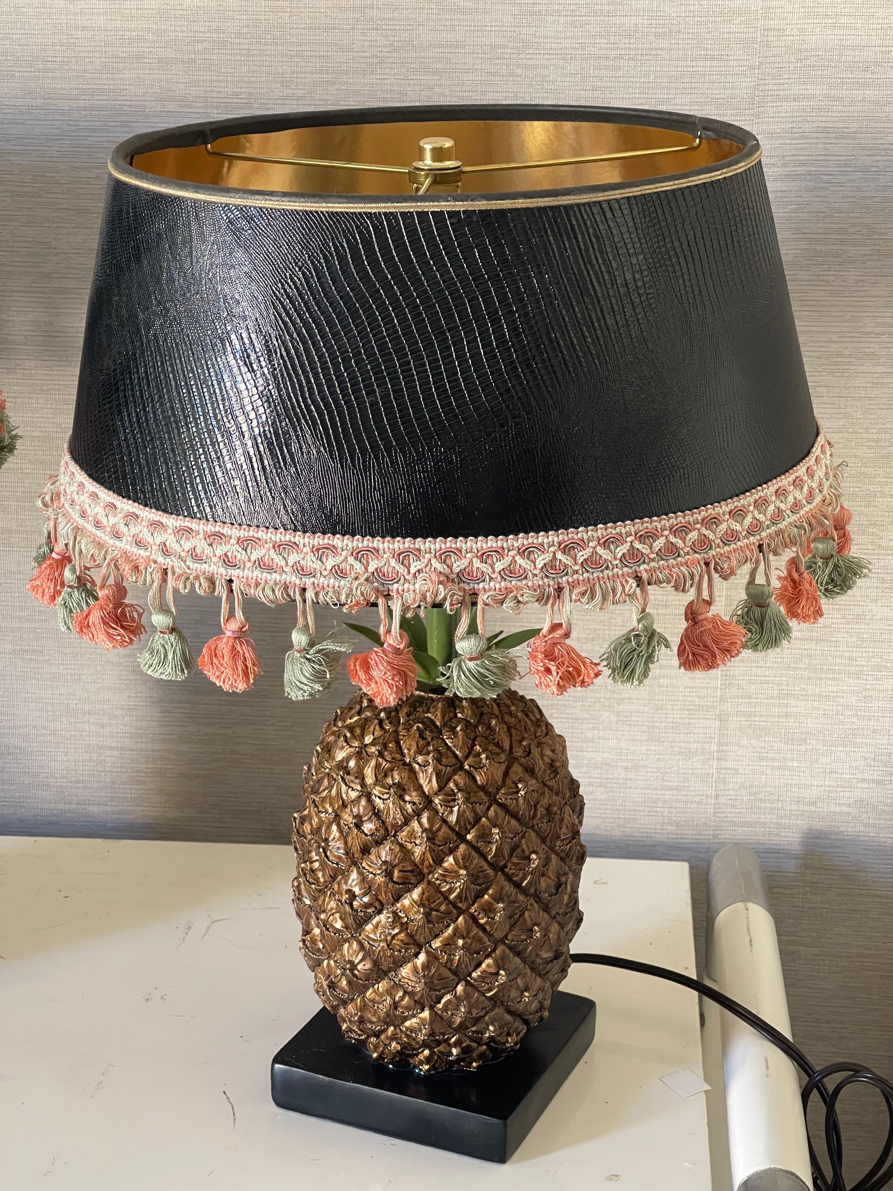 Paire de lampes de table en pin avec abat-jour en cuir gaufré en vente 1