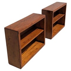 Pareja de librerías de pino, estantes regulables, madera maciza rústica, c. 1970 EE.UU.