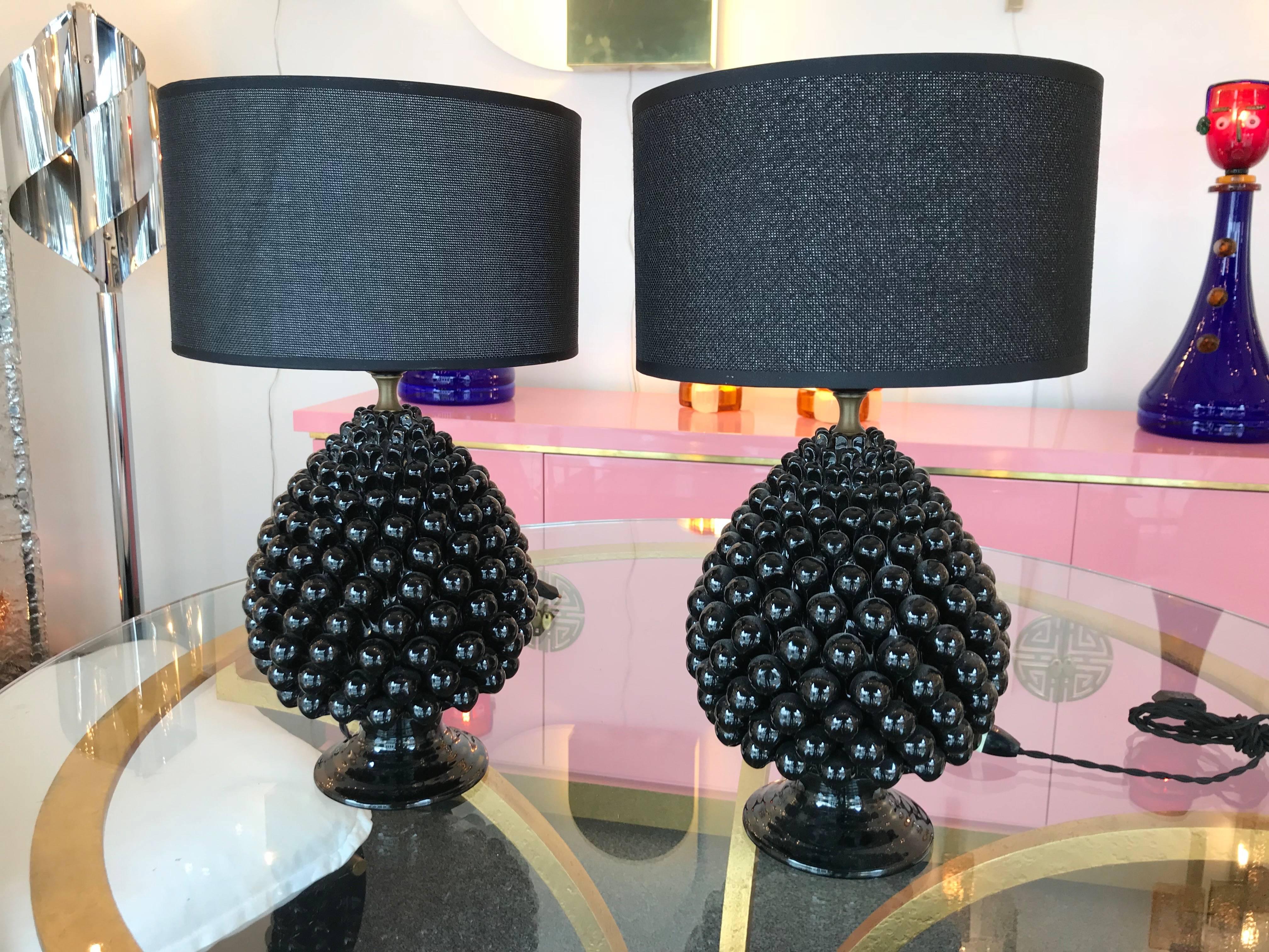 Pair of pine or pineapple black ceramic table or bedside lamps by the editor Firlaro Made in Italy.