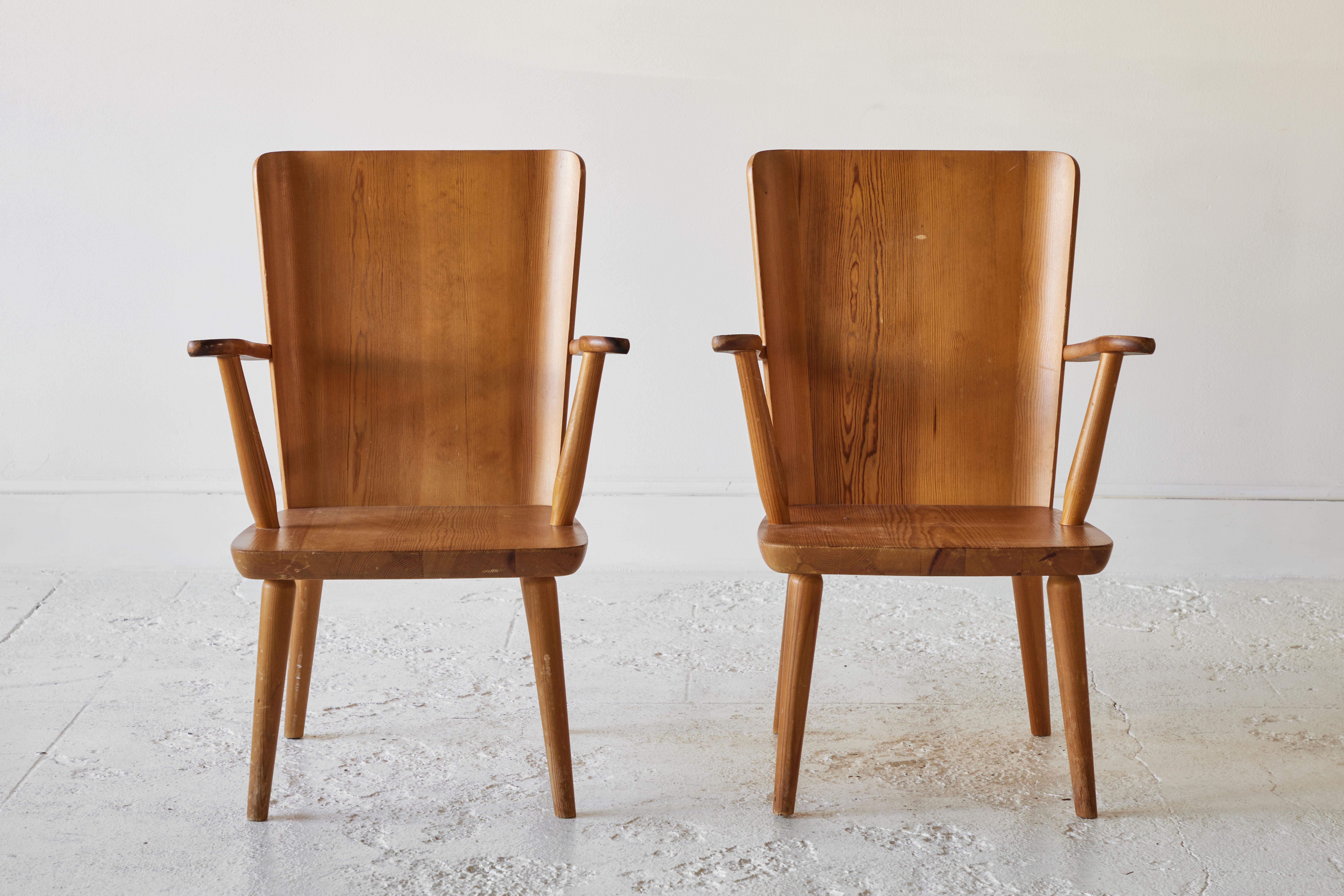 Pair of pine chairs by Göran Malmvall for Karl Andersson & Söner, Sweden, circa 1950s. The set consists of four 510 Svensk Fur chairs in solid pine. These beautiful wooden pieces reflect the manufacturer’s ideal: wood is the foundation. High