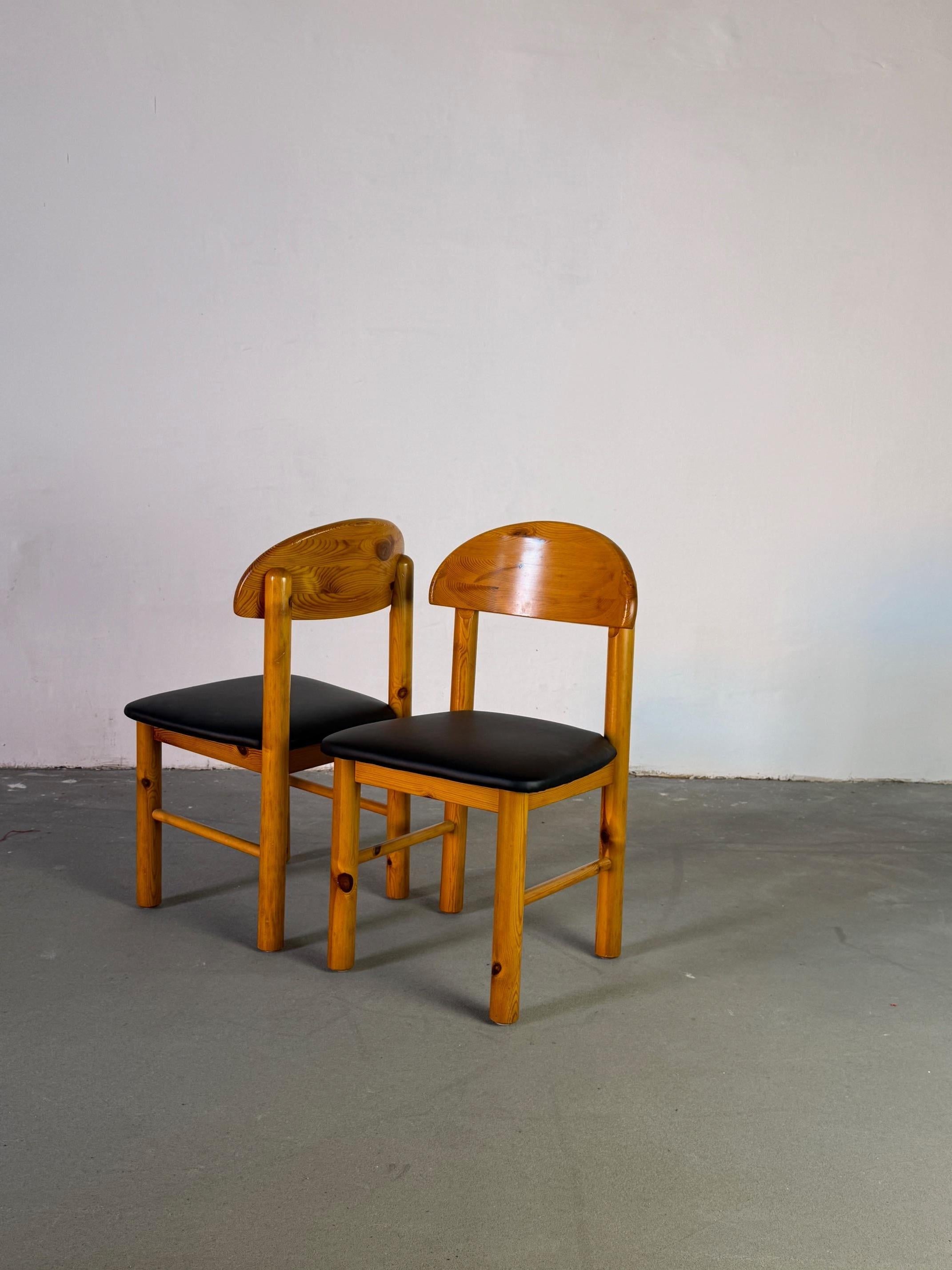 KOSTENLOSE LIEFERUNG INNERHALB VON NEW YORK CITY

Dieses wunderschön restaurierte Stuhlpaar von Rainer Daumiller aus den 1970er Jahren spiegelt den charakteristischen Ansatz des Designers für eine organische Moderne wider. Die aus massivem