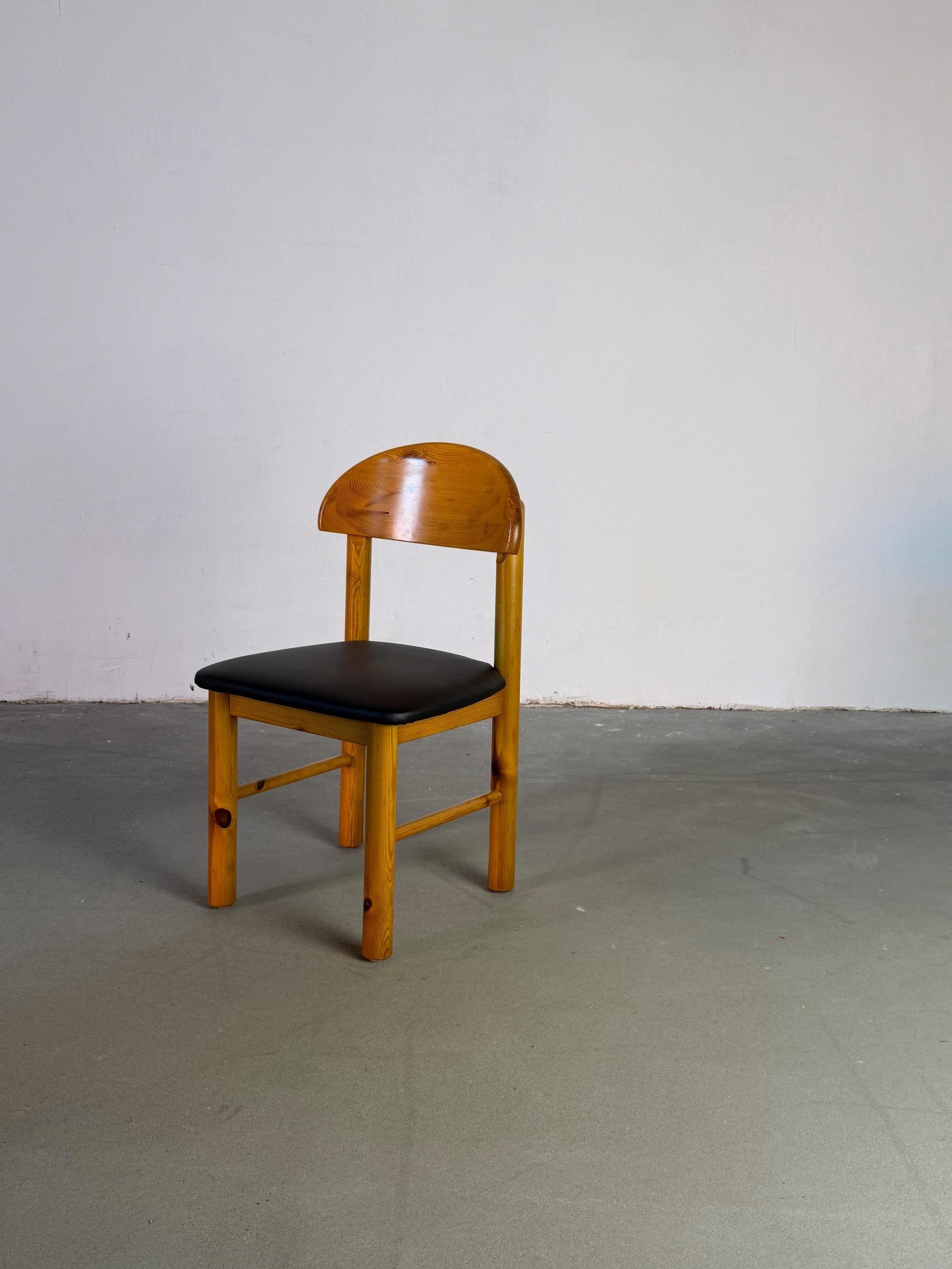 Ein Paar Kiefernstühle von Rainer Daumiller - restauriert mit Naturledersitzen (Moderne der Mitte des Jahrhunderts) im Angebot