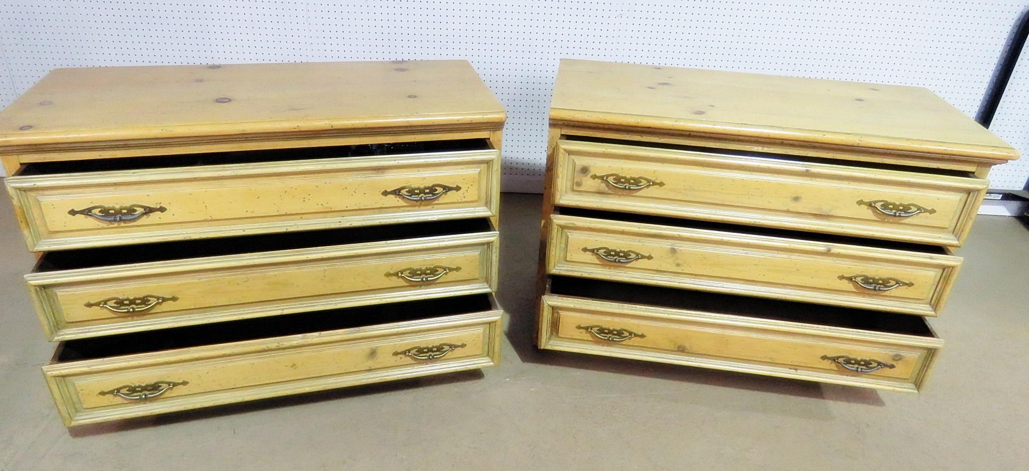 Pair of English Country Pine Dresser Commode Chests C1930s In Good Condition In Swedesboro, NJ