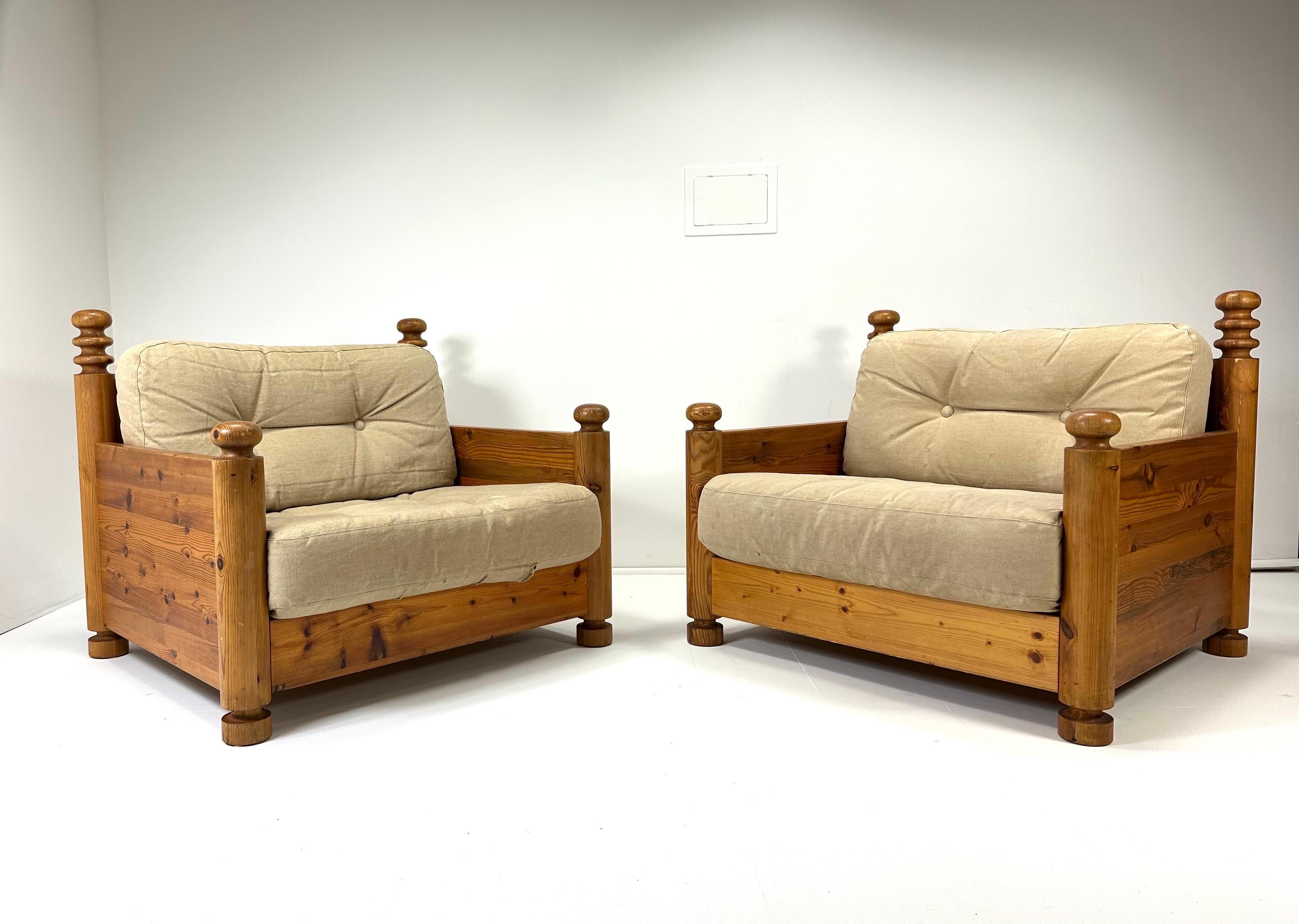 Paire de chaises longues en pin massif par Uno et Osten Kristiansson produites par Luxus, Vittsjo. Rustique et moderne avec des détails sculptés. Suède, années 1970

La sellerie d'origine doit être remplacée.

Livraisons hebdomadaires dans la région