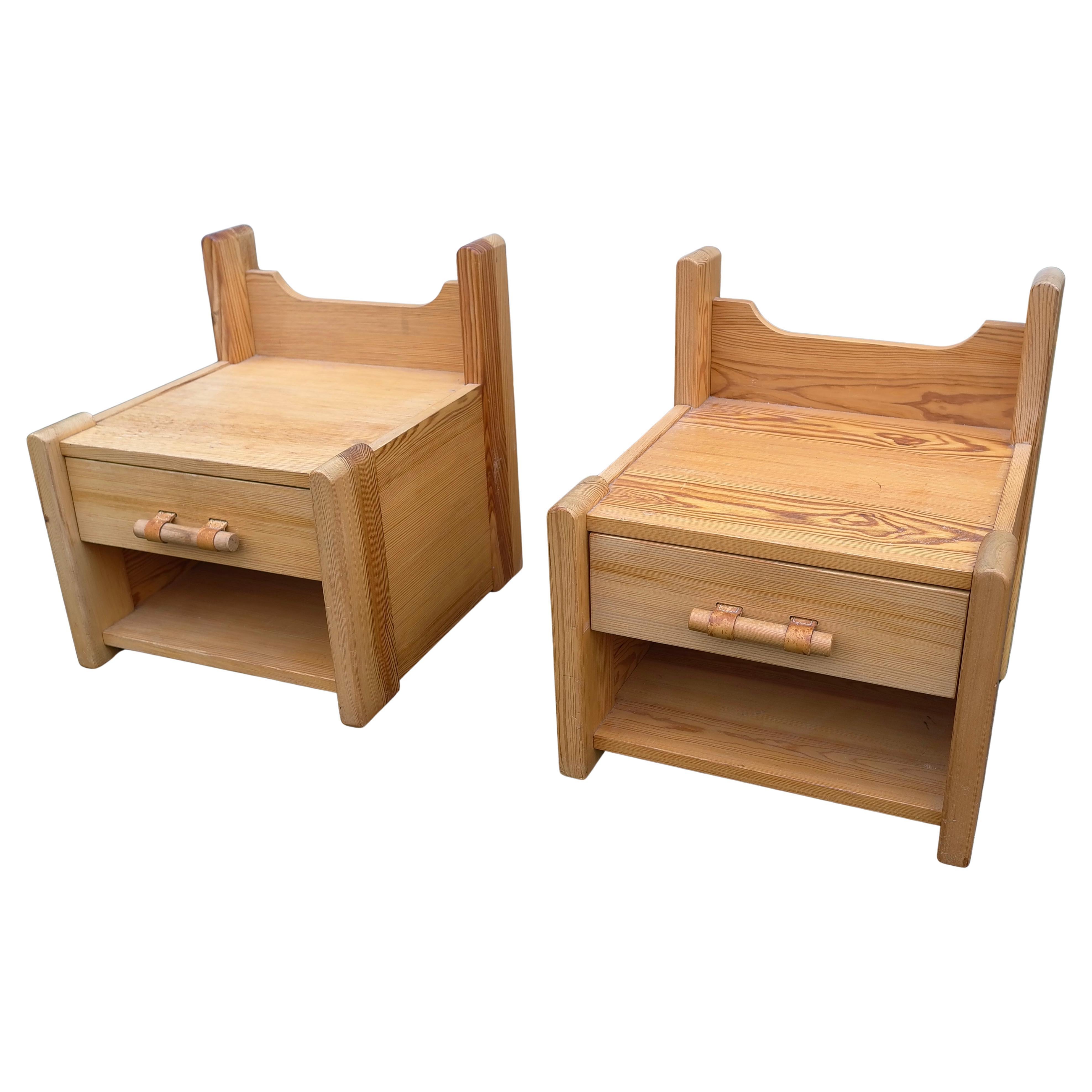 Paire de tables de nuit en pin avec détails en cuir, France 1970's en vente 3