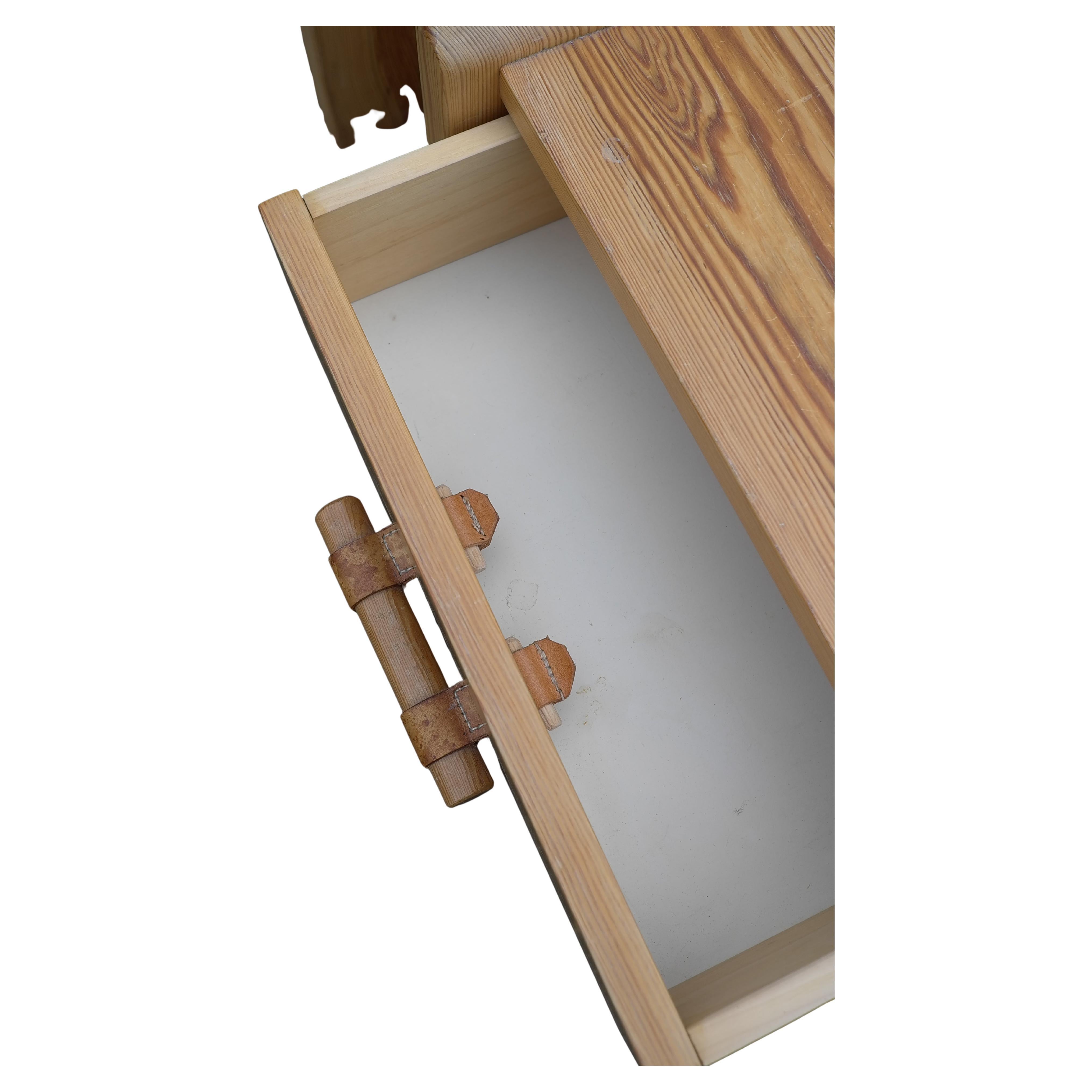 Mid-Century Modern Paire de tables de nuit en pin avec détails en cuir, France 1970's en vente