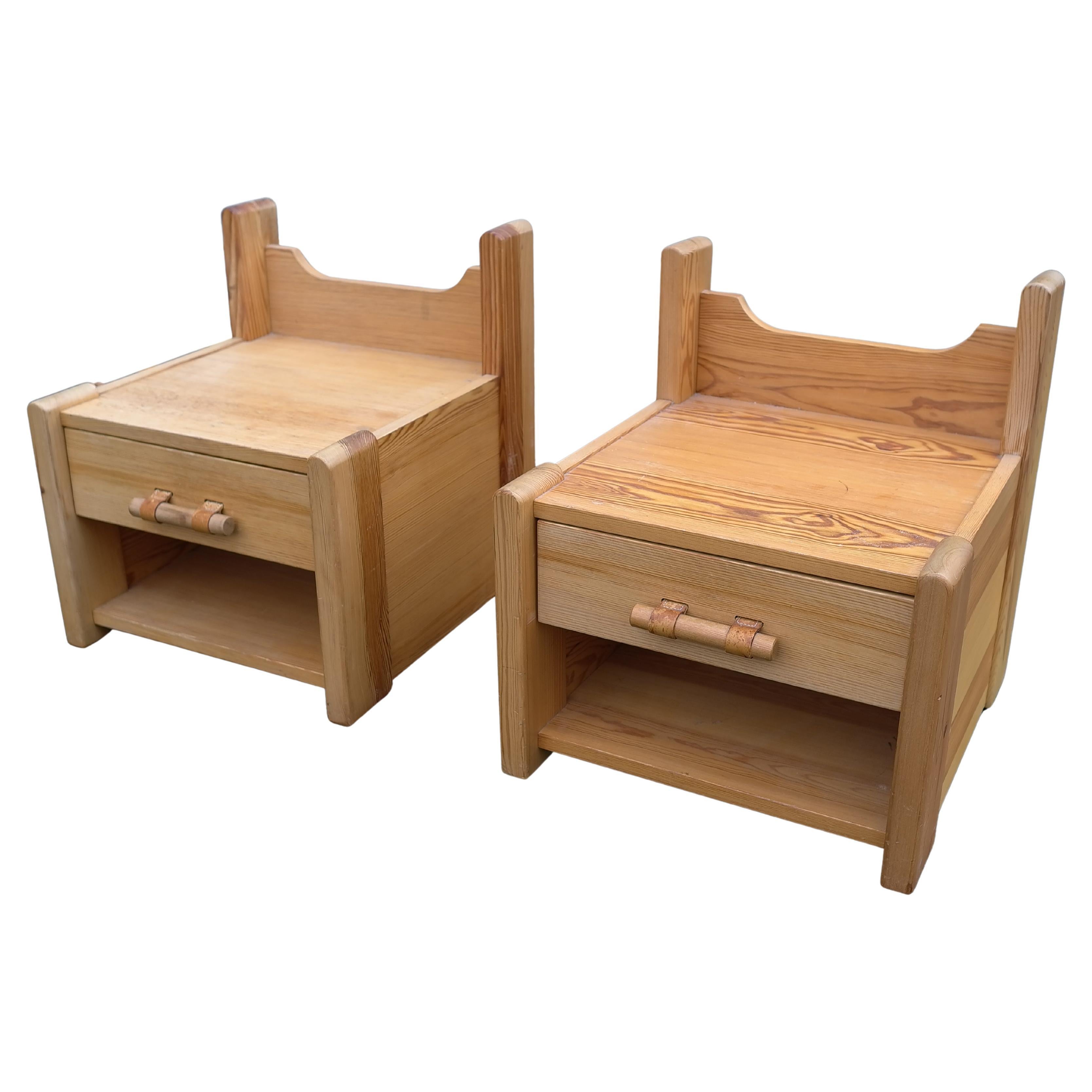 Français Paire de tables de nuit en pin avec détails en cuir, France 1970's en vente