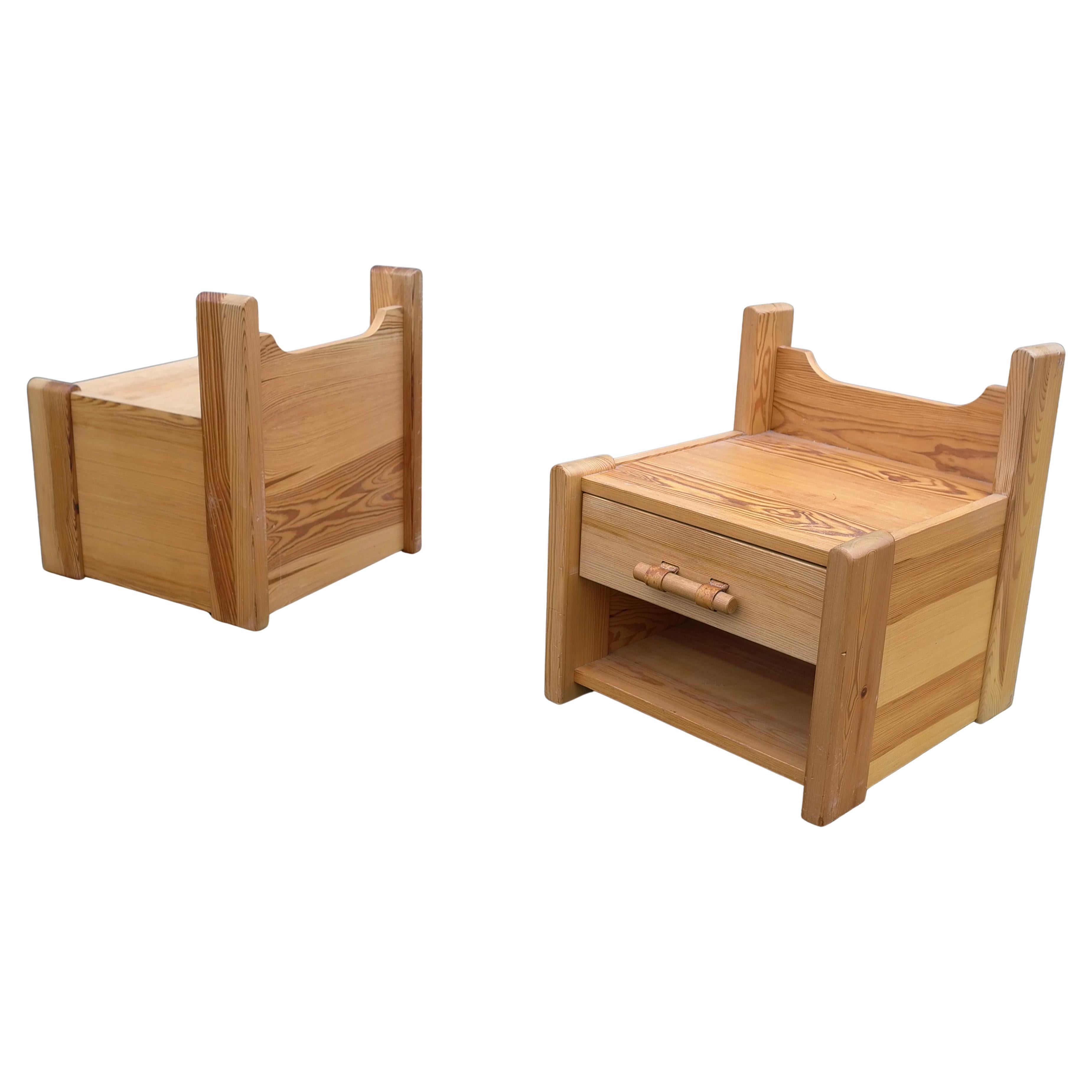 Paire de tables de nuit en pin avec détails en cuir, France 1970's Bon état - En vente à Den Haag, NL