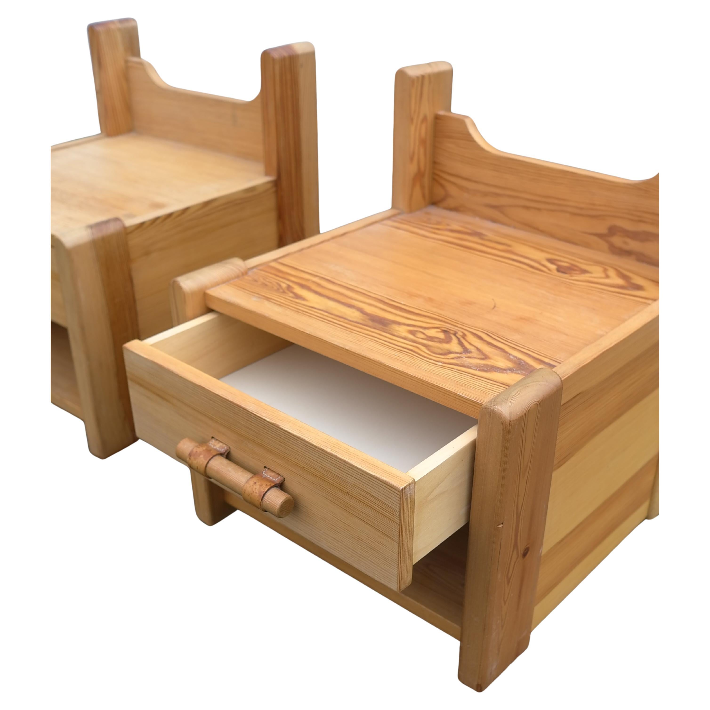 Fin du 20e siècle Paire de tables de nuit en pin avec détails en cuir, France 1970's en vente