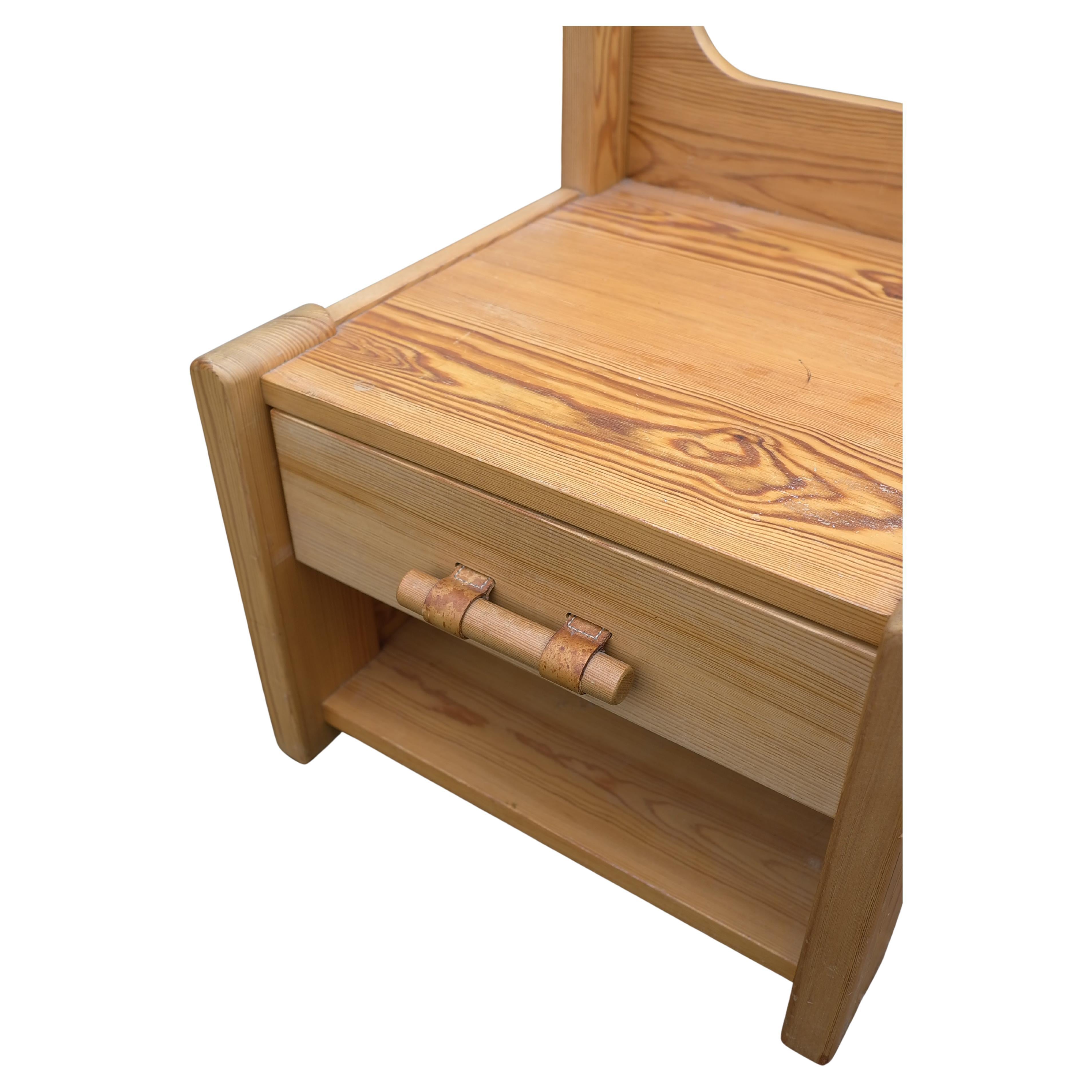 Cuir Paire de tables de nuit en pin avec détails en cuir, France 1970's en vente