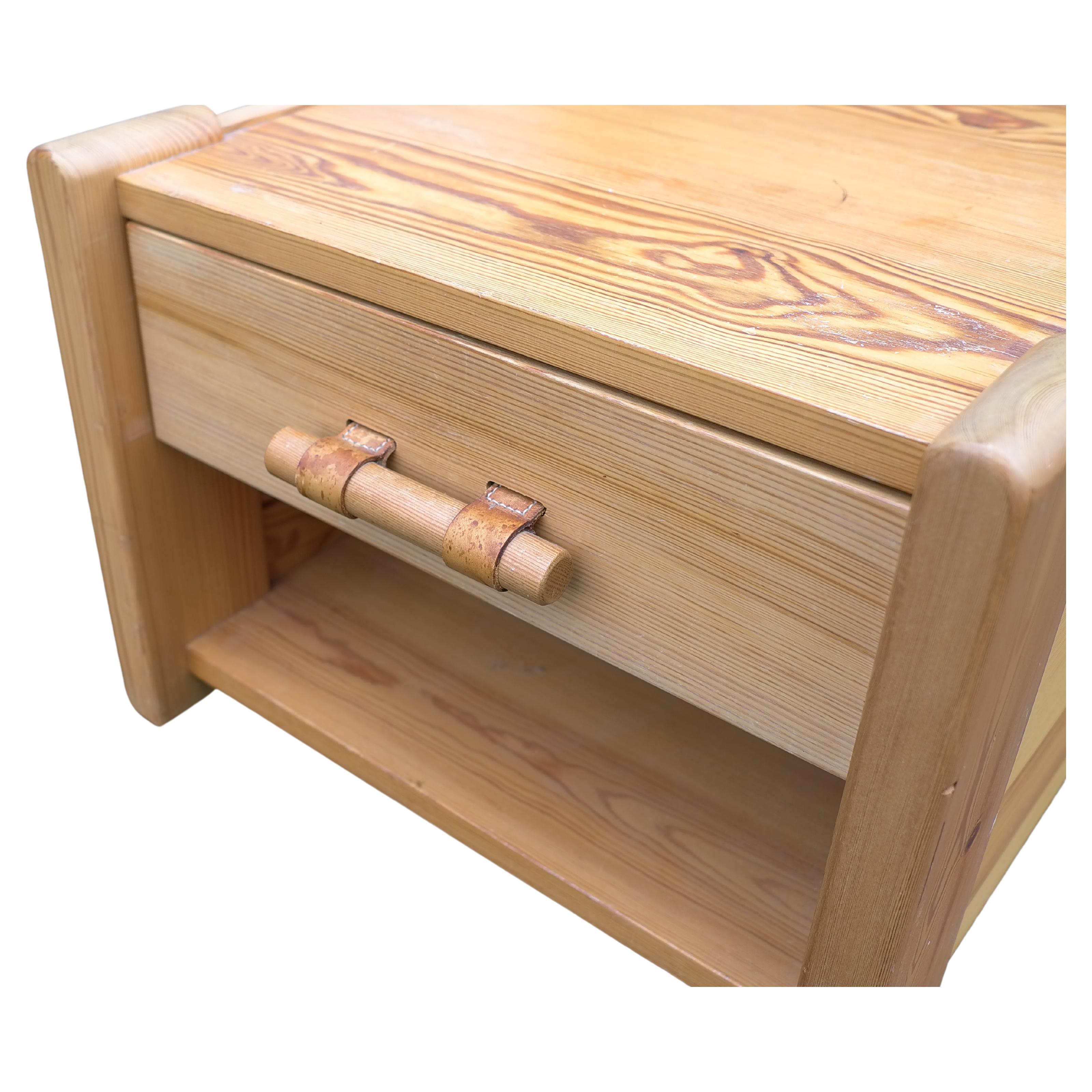 Paire de tables de nuit en pin avec détails en cuir, France 1970's en vente 1