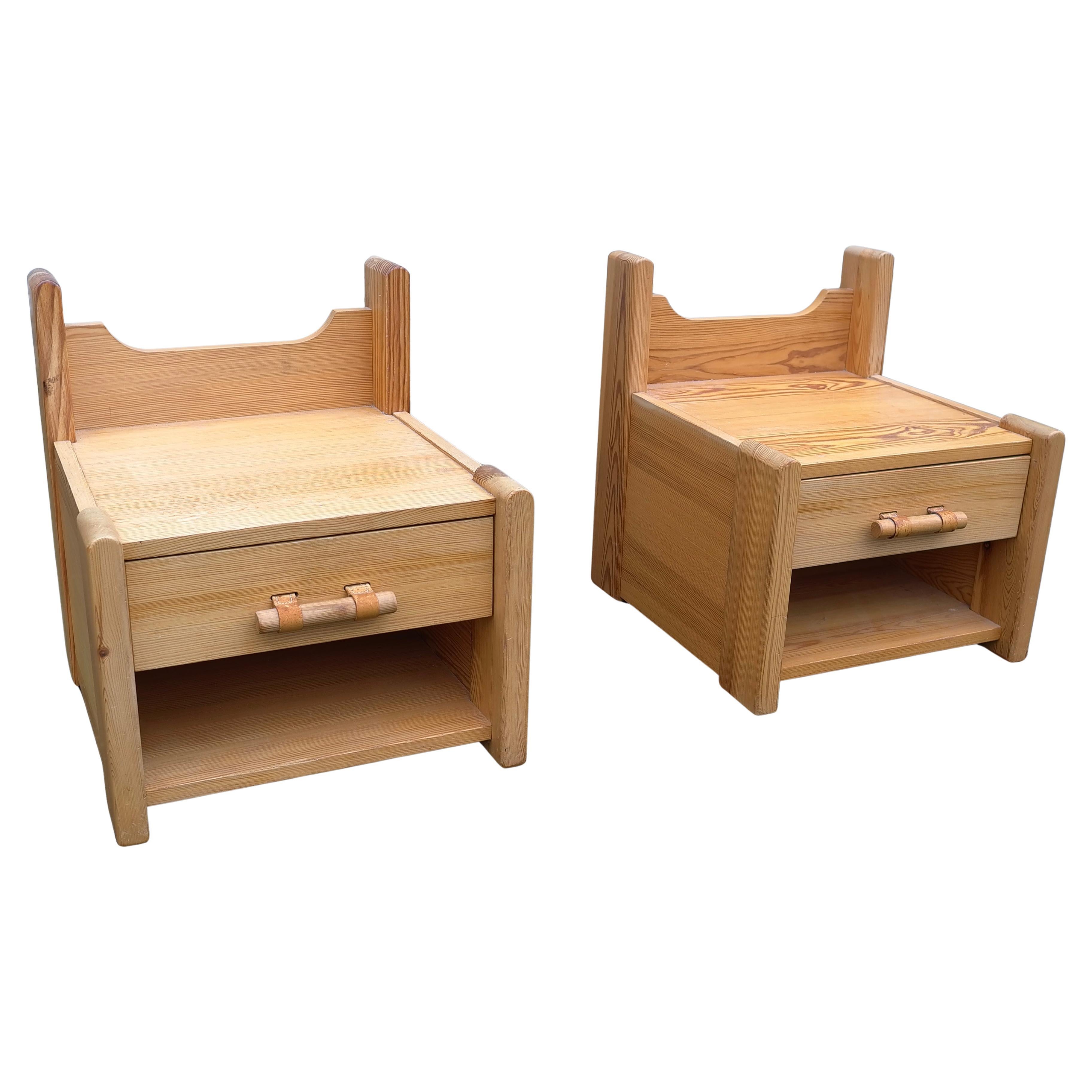 Paire de tables de nuit en pin avec détails en cuir, France 1970's en vente 2