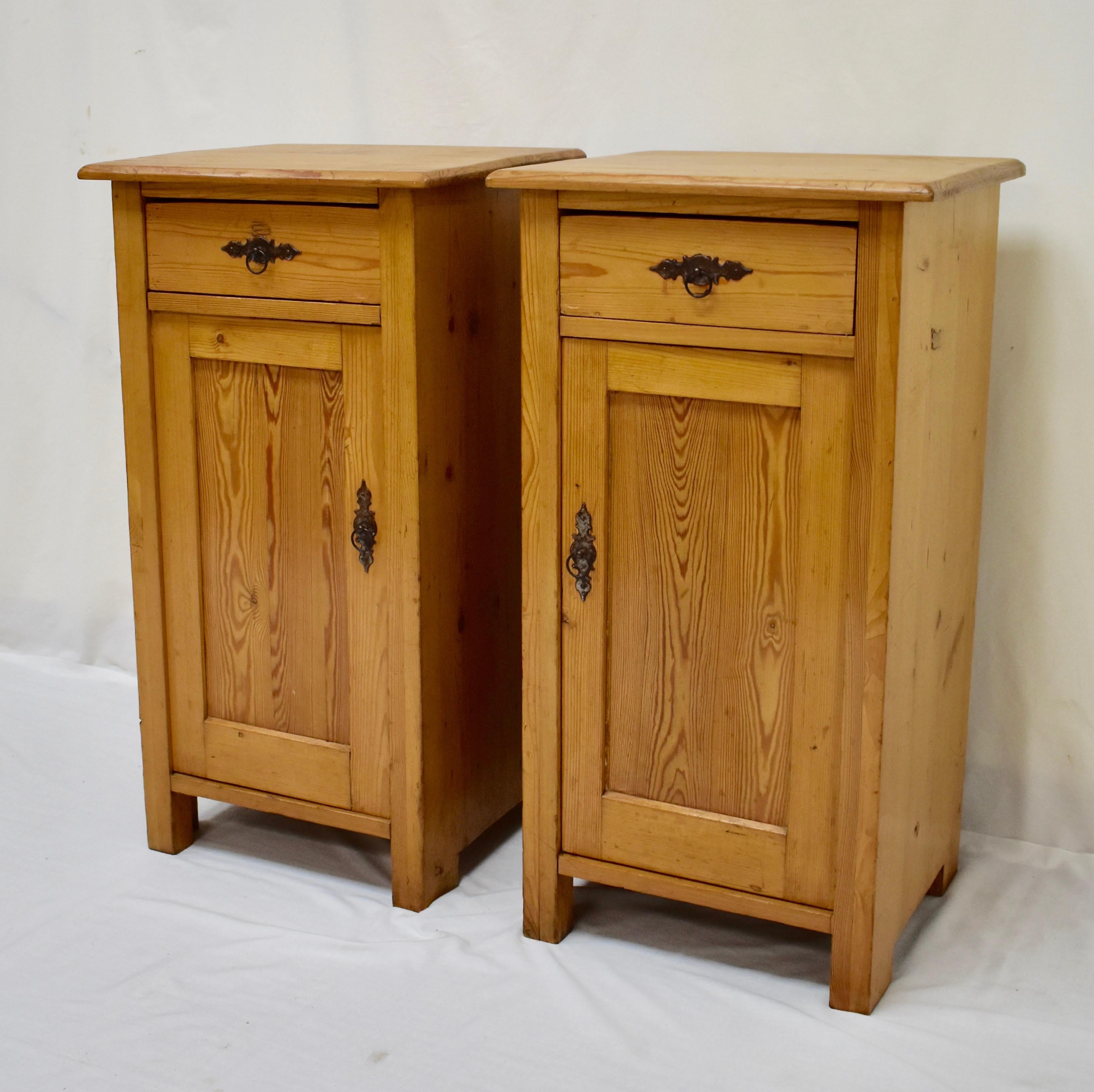 Pair of Pine Nightstands In Good Condition In Baltimore, MD