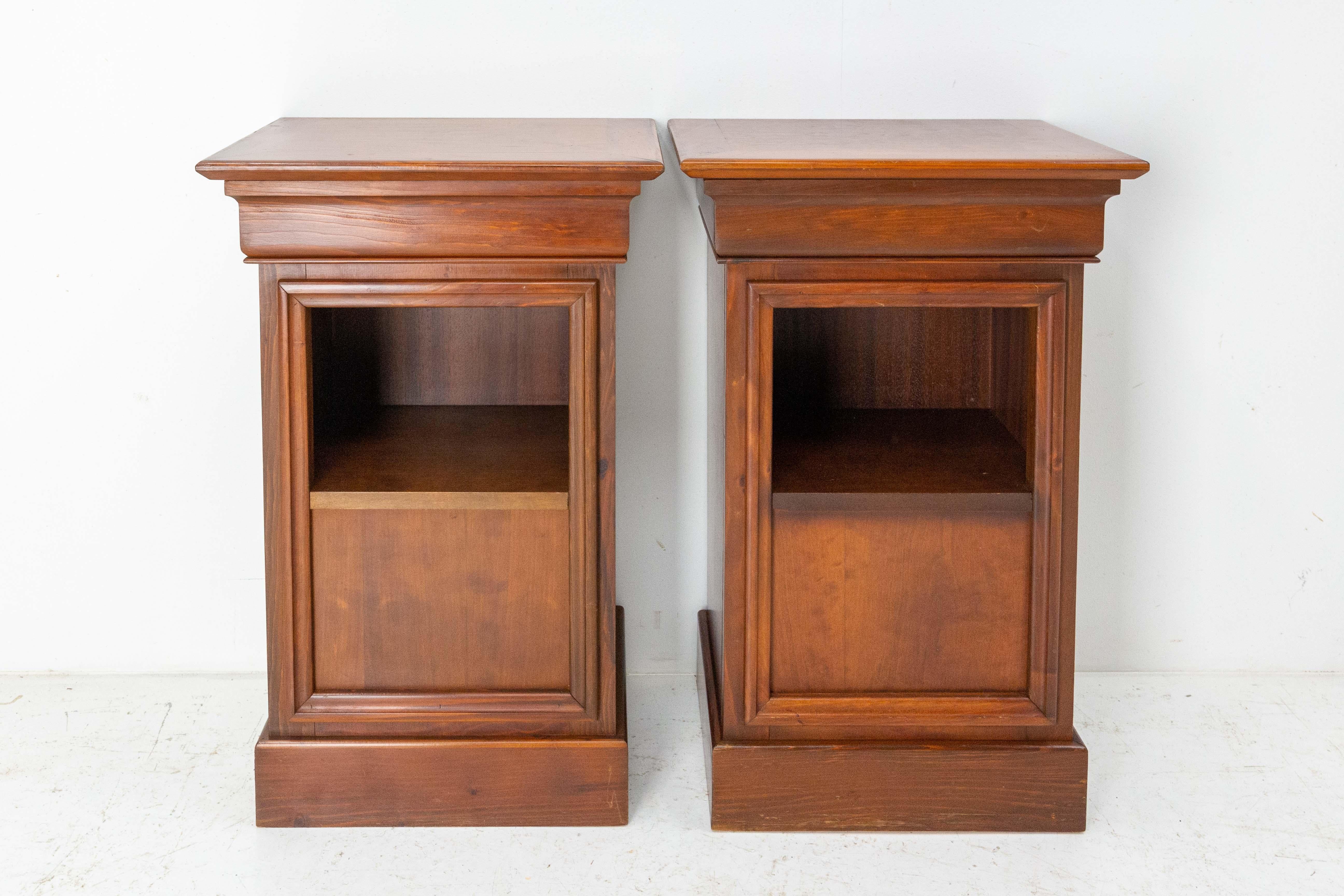 Pair of French side cabinet late 20th century.
Louis Philippe style nightstands.
Pine bedside tables.
Clean style with only a niche for storage (piece for an hotel).
Very good condition.

Shipping:
L63,5 P 46,5 H72 cm 25 kg.