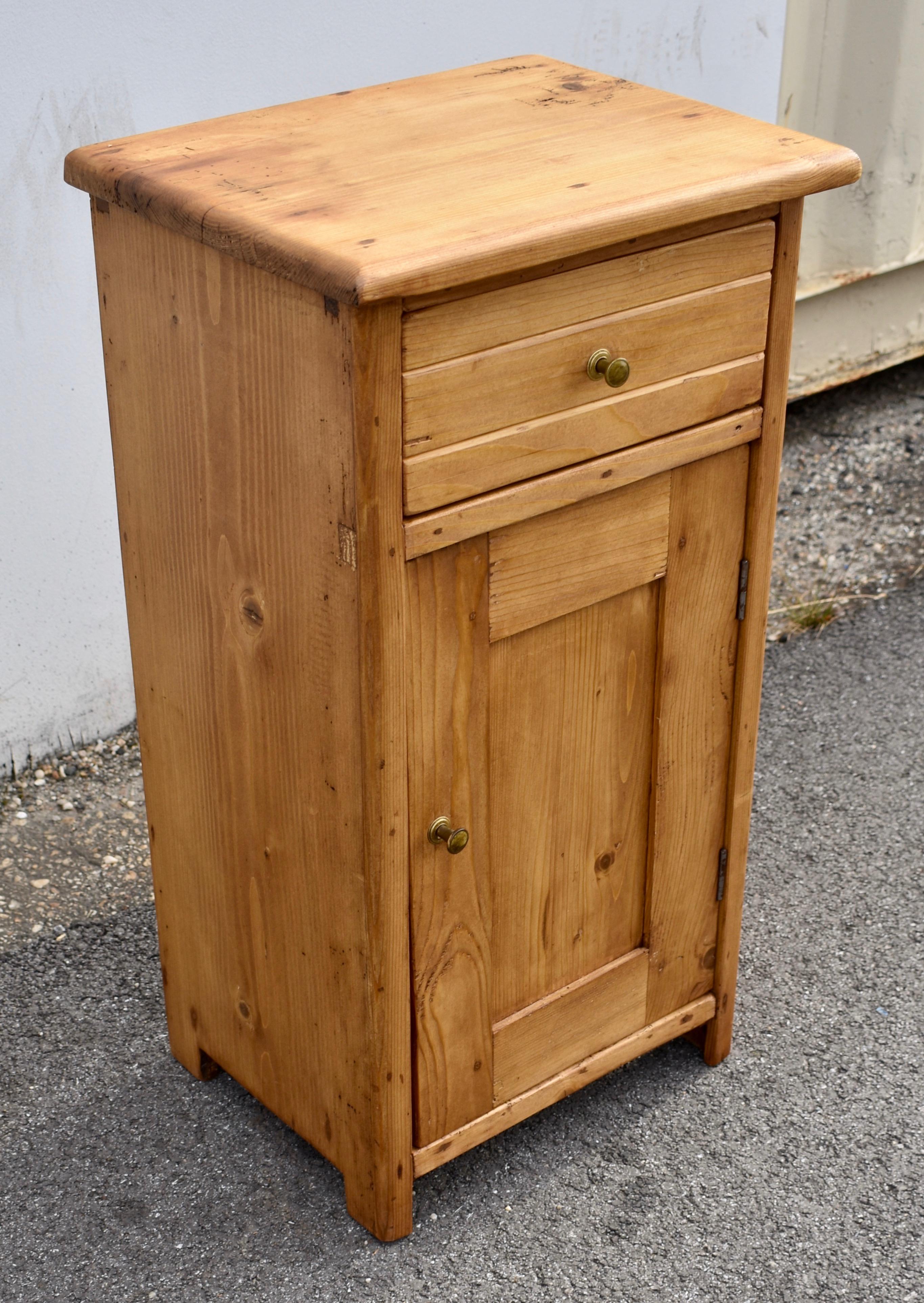 Pair of Pine Nightstands with One Door and One Drawer 3