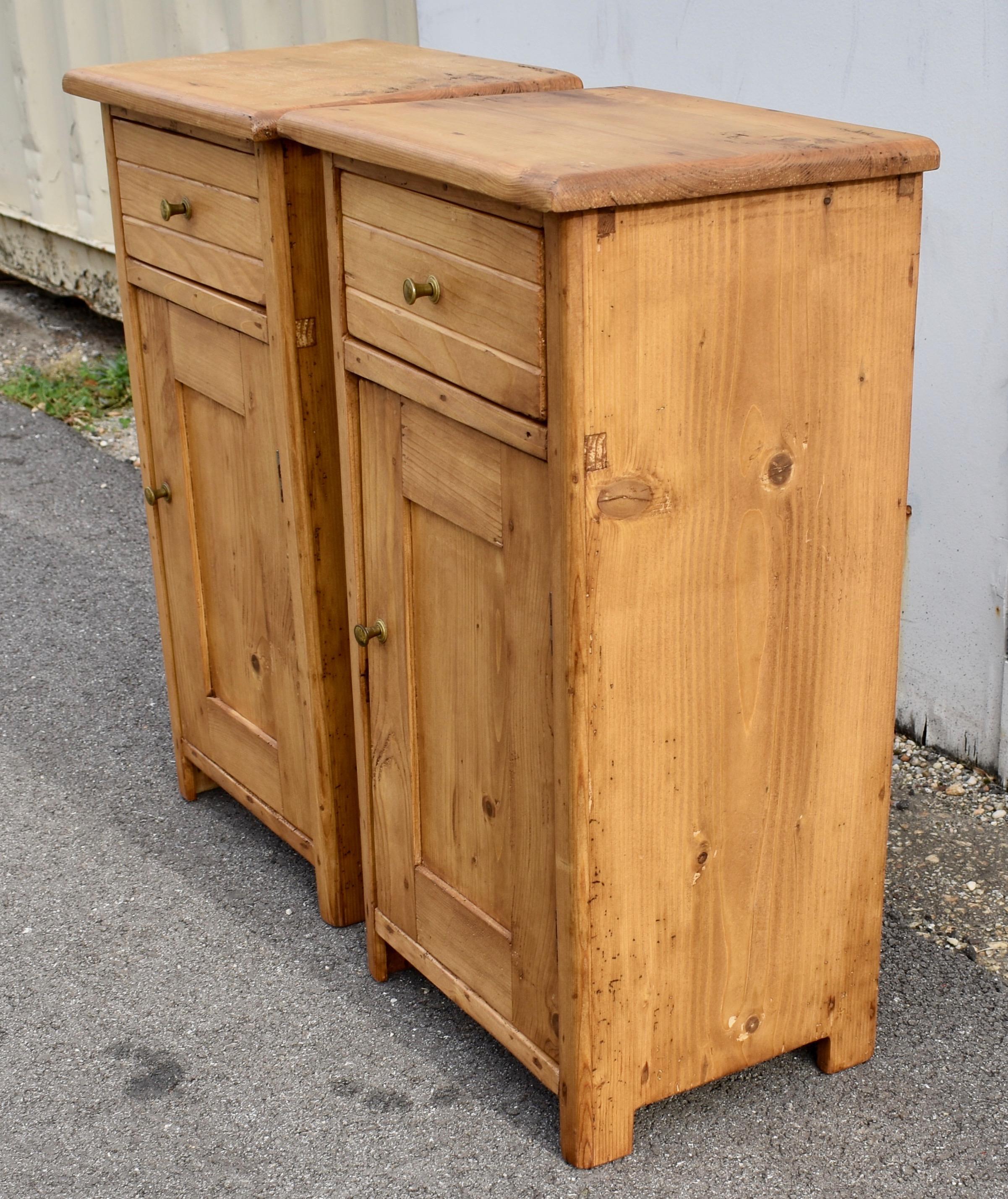 Pair of Pine Nightstands with One Door and One Drawer In Good Condition In Baltimore, MD