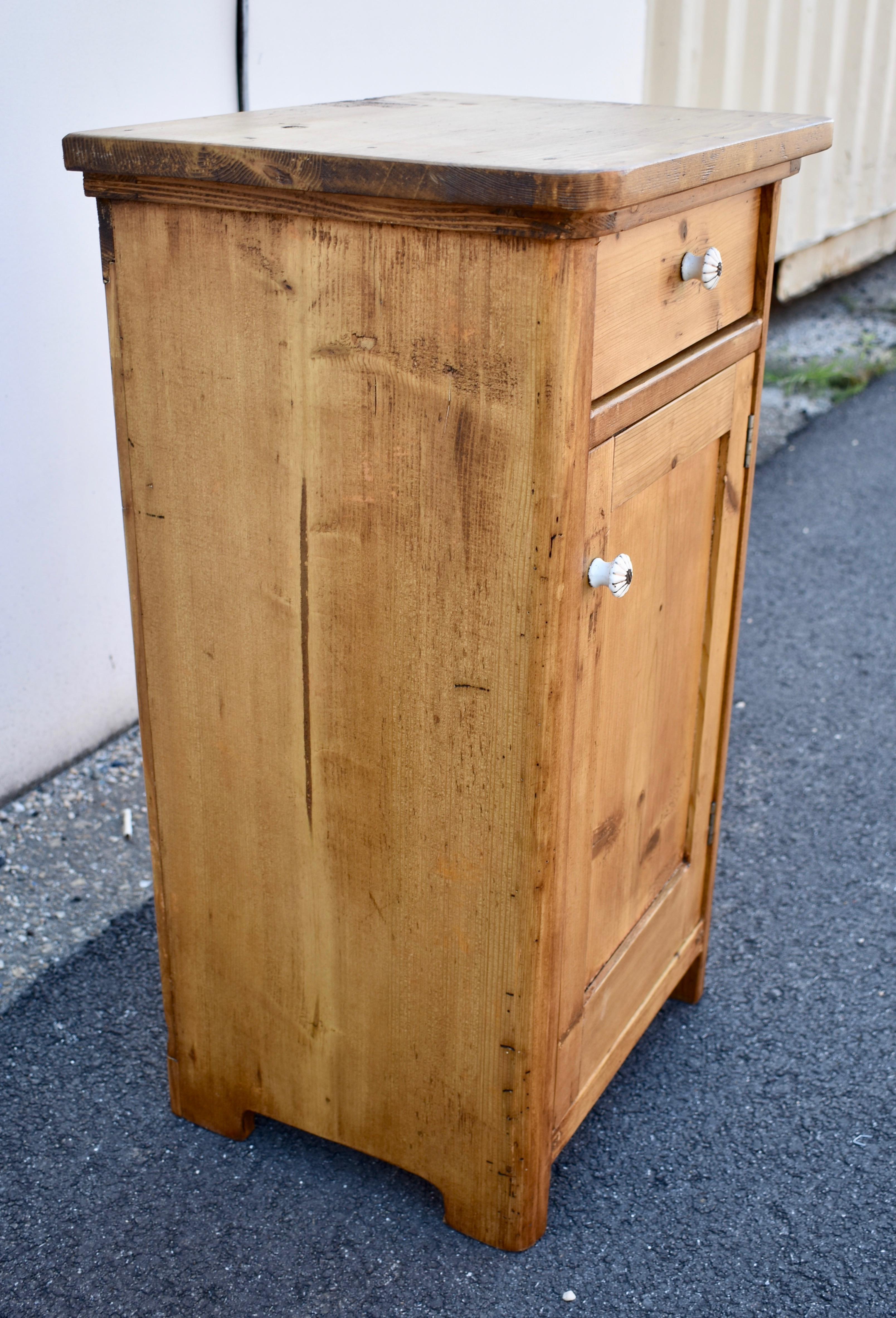 Pair of Pine Nightstands with One Door and One Drawer In Good Condition In Baltimore, MD