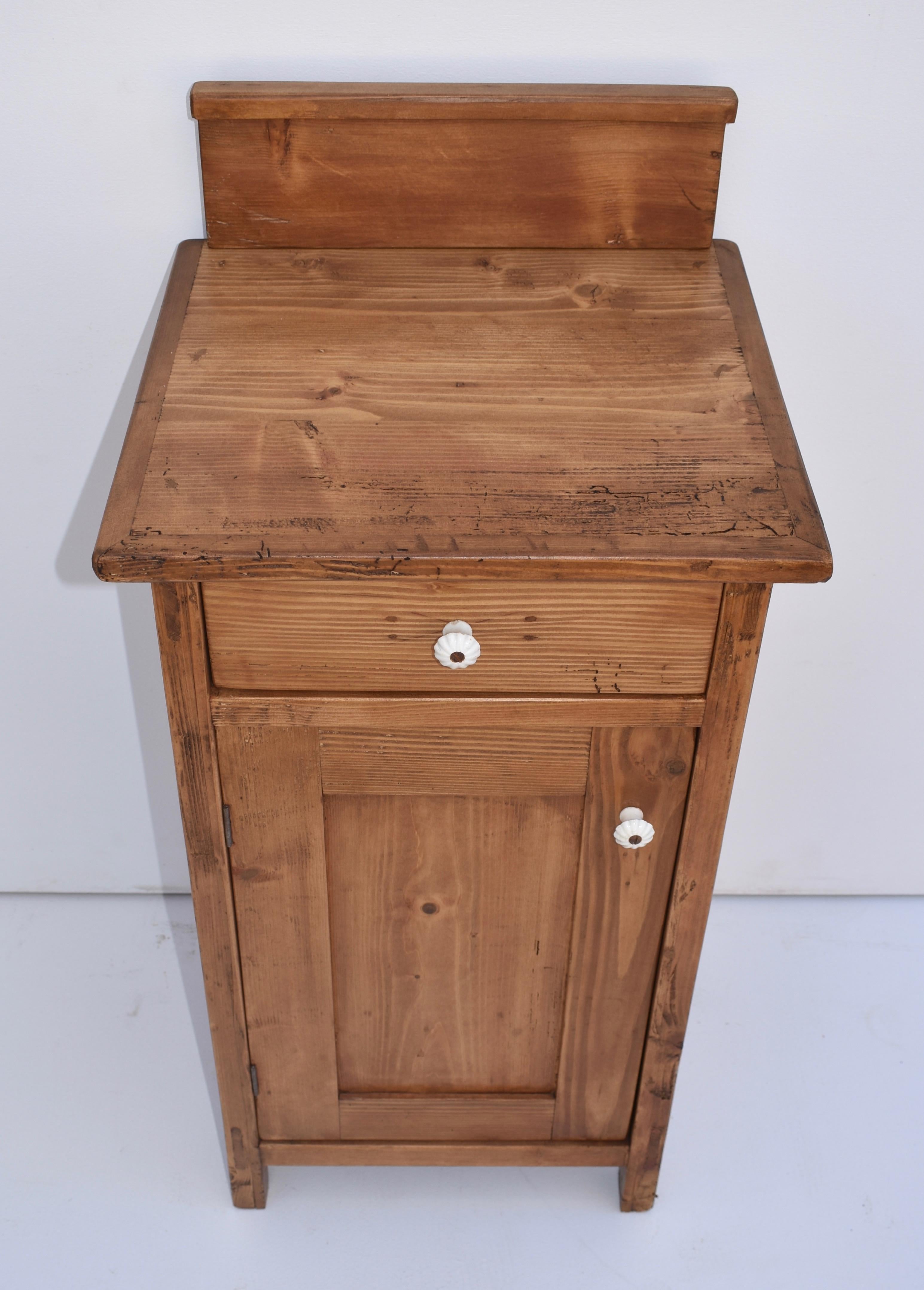 Pair of Pine Nightstands with Removable Splash Back In Good Condition In Baltimore, MD