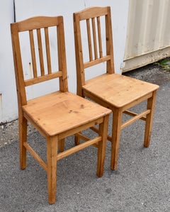 Paire de chaises en pin à assise en planches