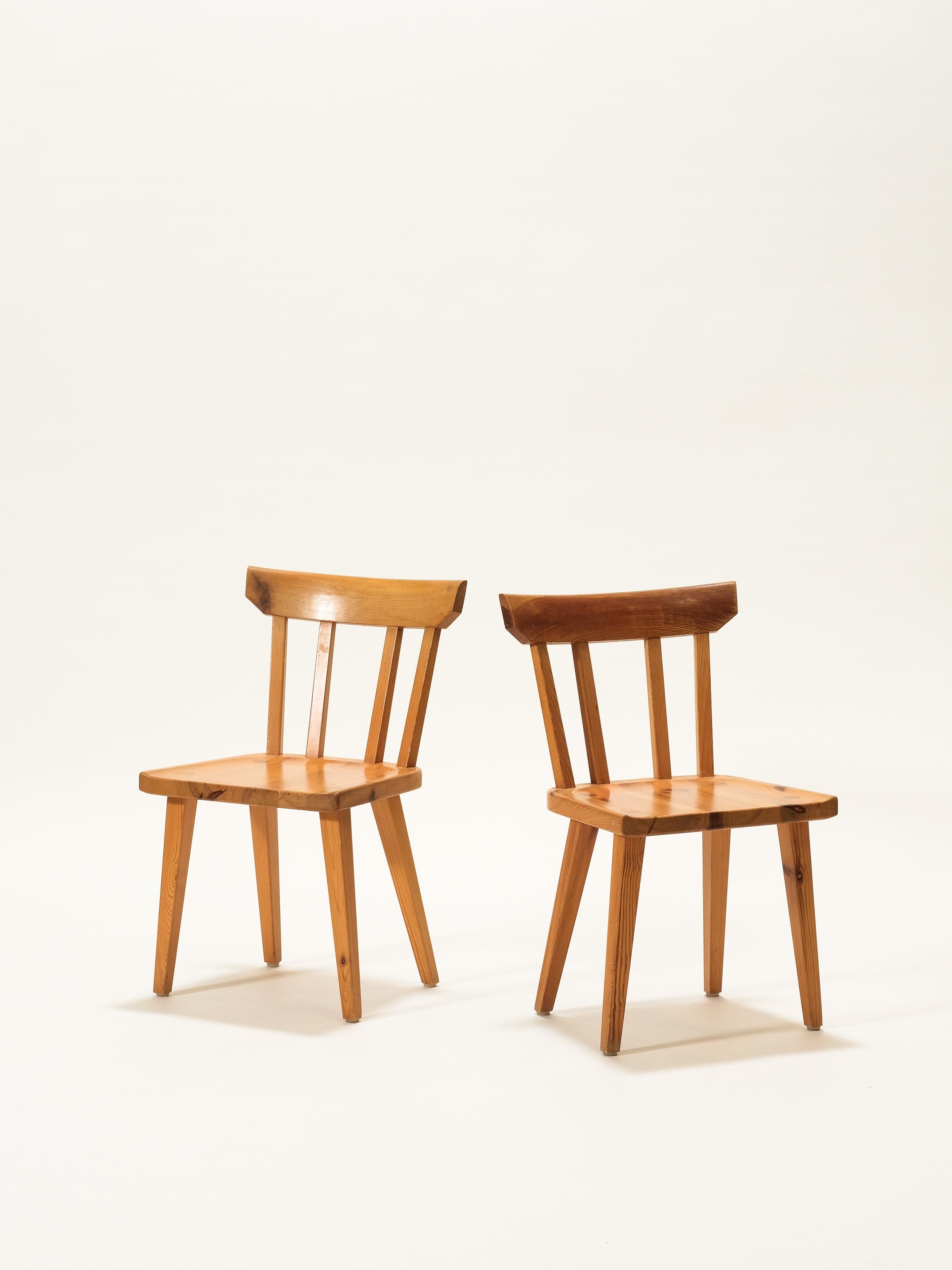 Set of two '528' Swedish pine dining chairs by Göran Malmwall manufactured by Karl Andersson & Söner, Husqvarna, Sweden.