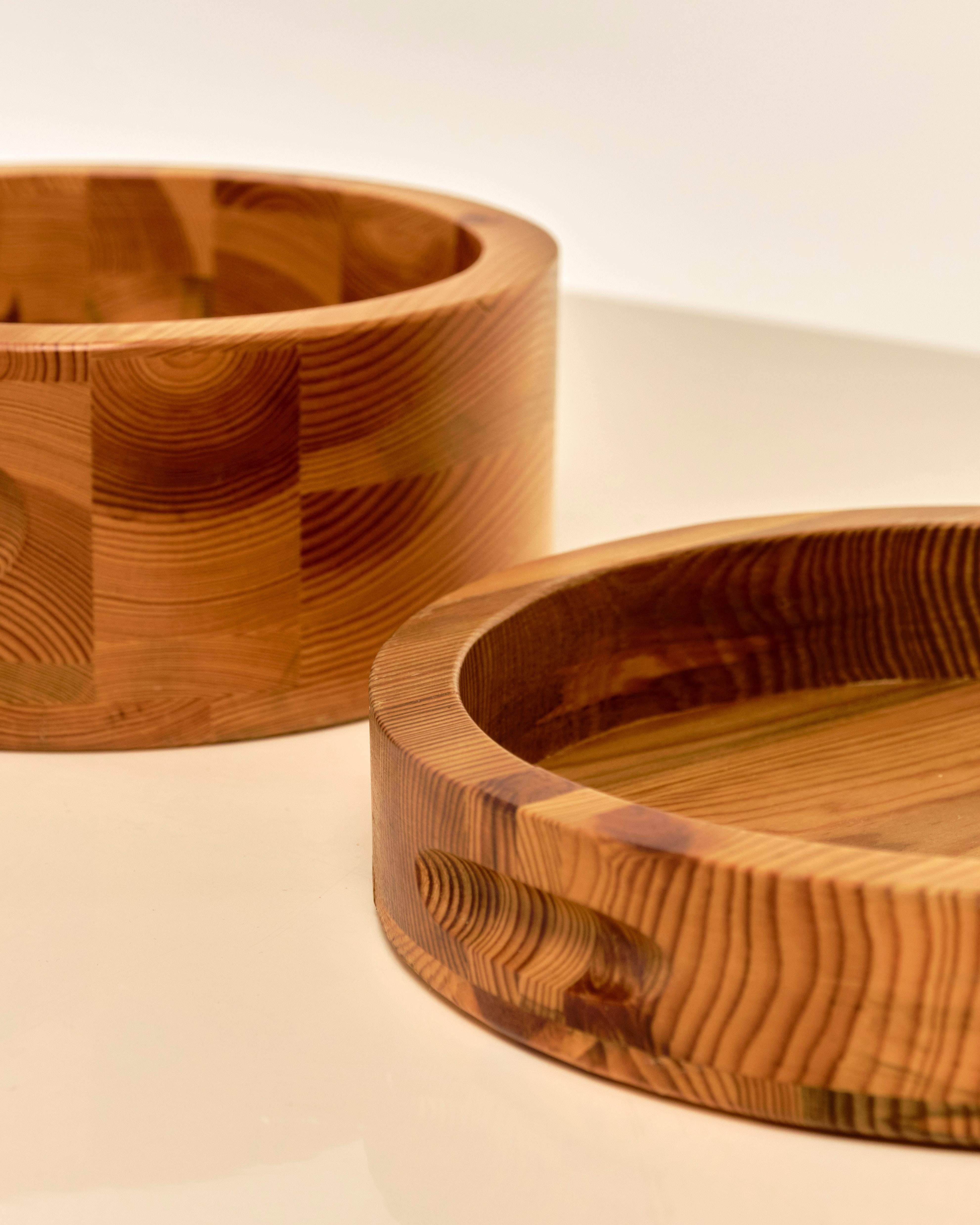 Pair of large lacquered pine bowls by Swedish designer Stig Johnson for Smålandsslöjd, Värnamo, 1970's. Carved divots provide an added design element. Maker's mark stamped underneath both bowls. Price is for the pair.

Large: 4