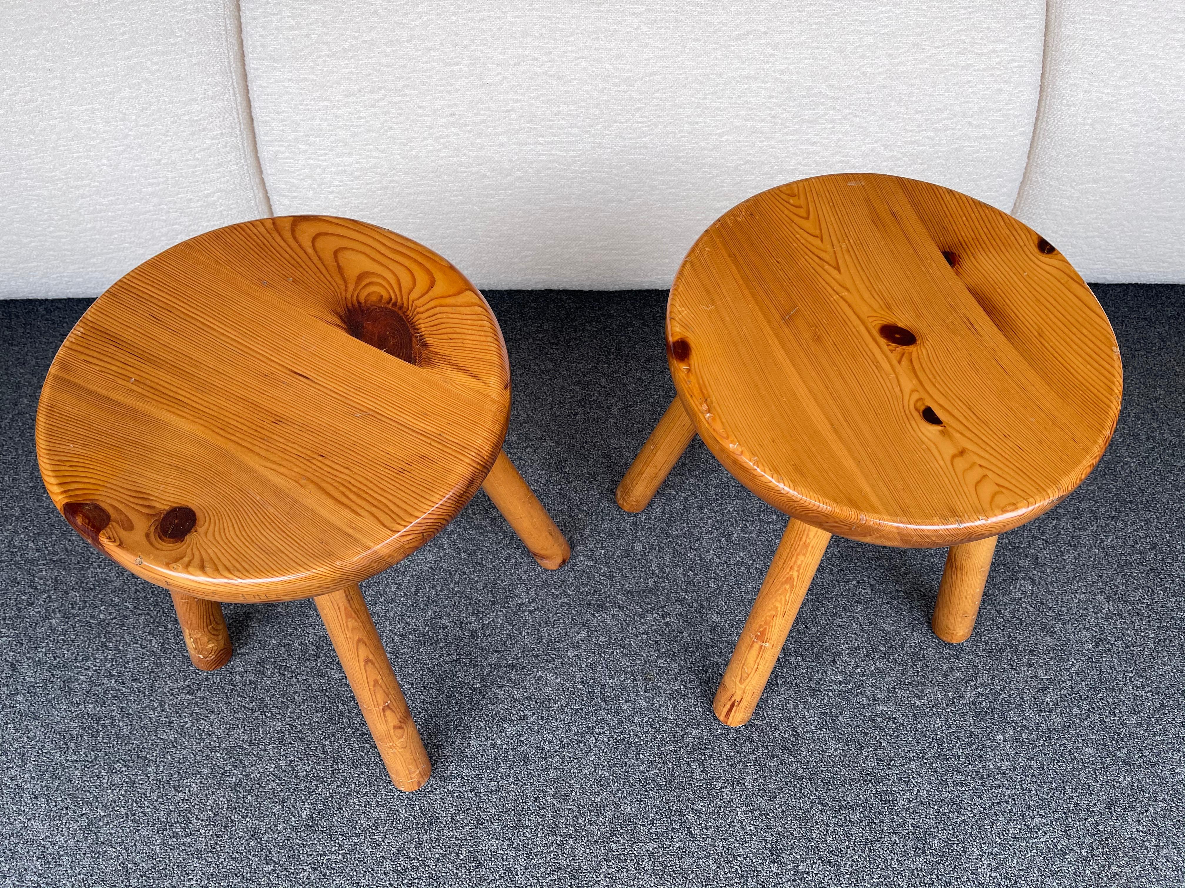 Carved solid pinewood pair of stools design style Les Arcs attributed to Charlotte Perriand. Famous design like Pierre Jeanneret, Chandigarh, Le Corbusier, Jean Prouvé.
