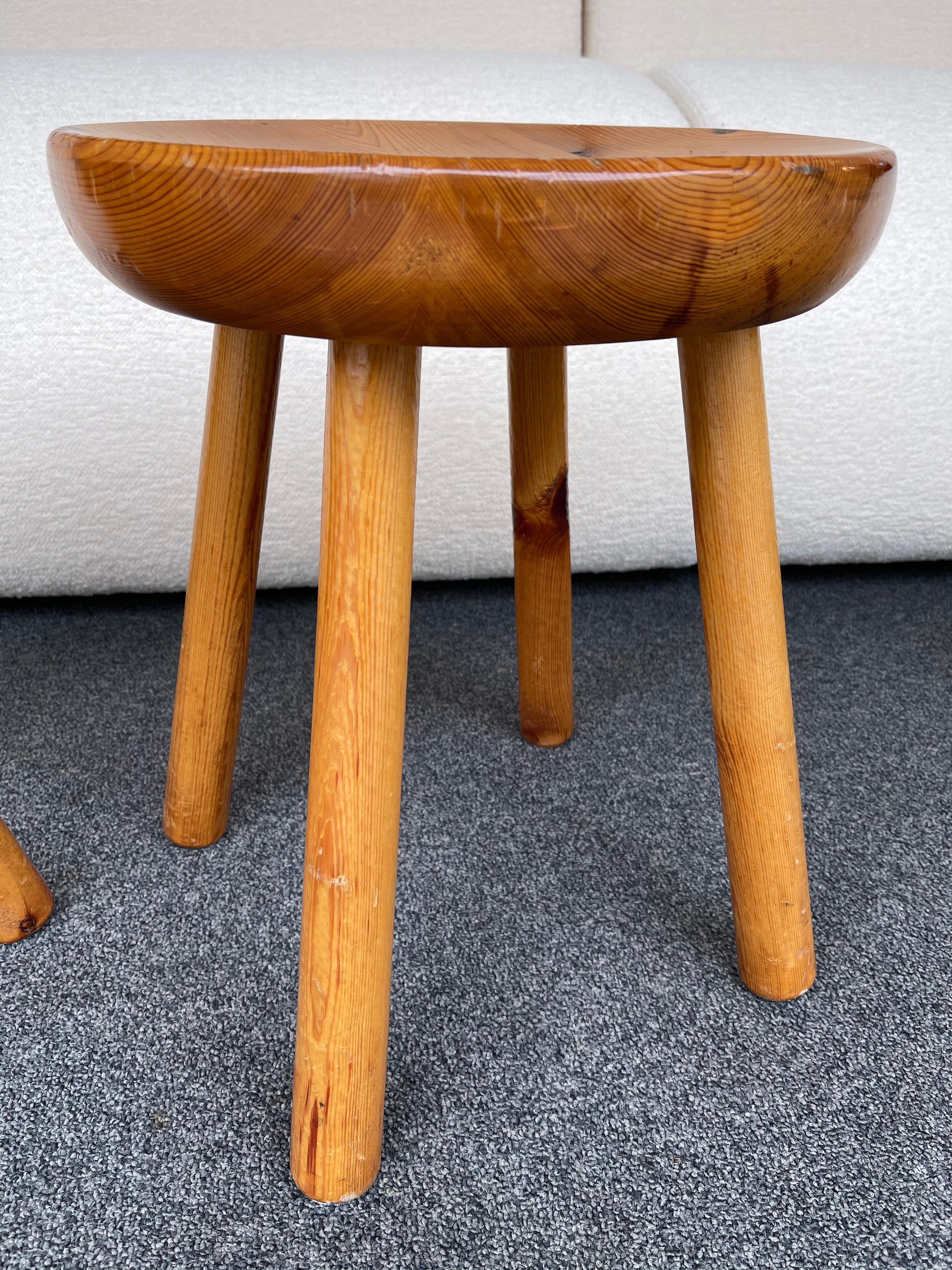 Pair of Pine Stool Attributed to Charlotte Perriand, France, 1960s In Good Condition For Sale In SAINT-OUEN, FR