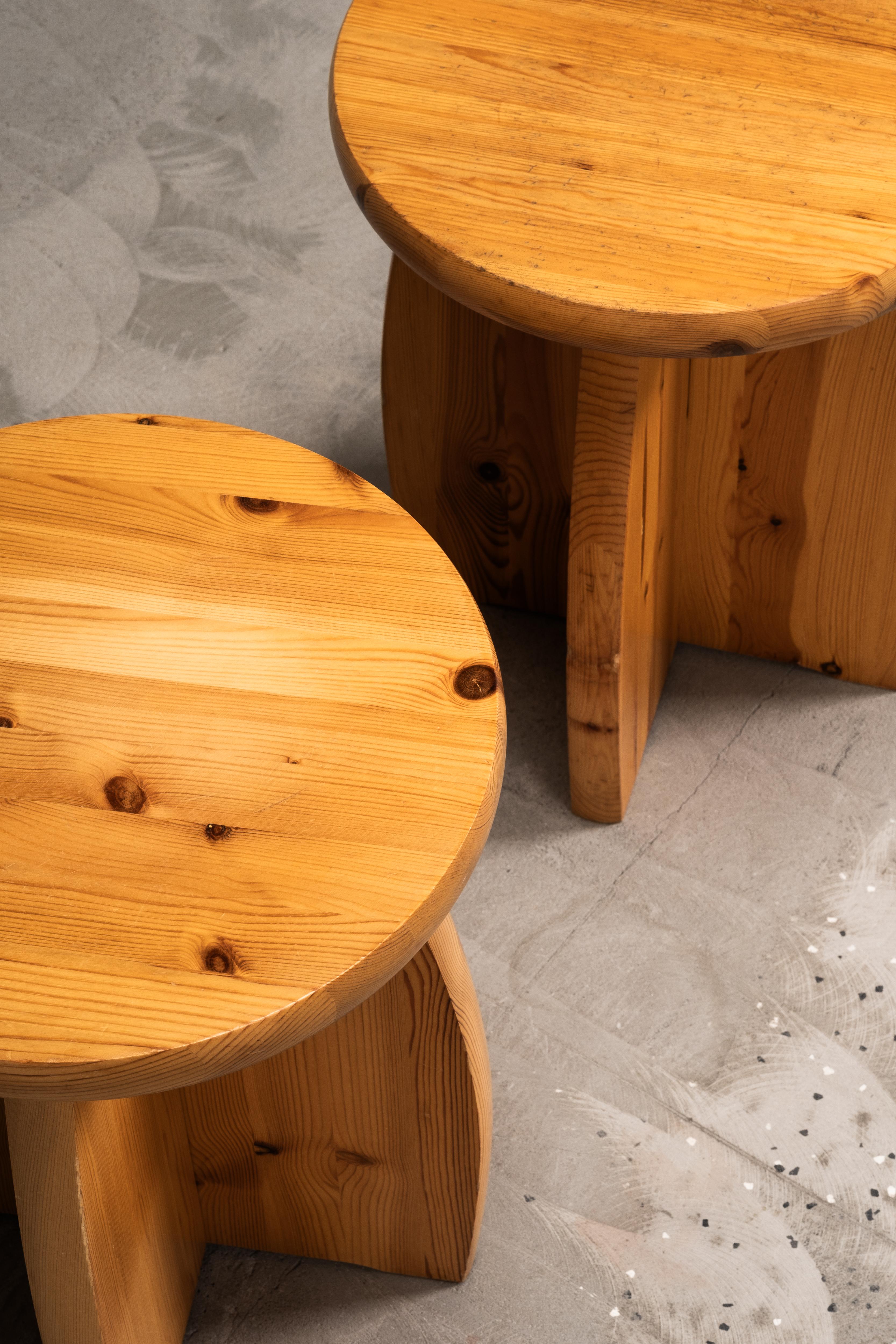 Pair of Pine Stools, Brutalist Style, Sweden, 1970s In Good Condition For Sale In Karis, Nyland