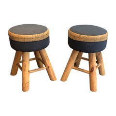 Paar Hocker aus Kiefernholz, französische Arbeit, um 1970